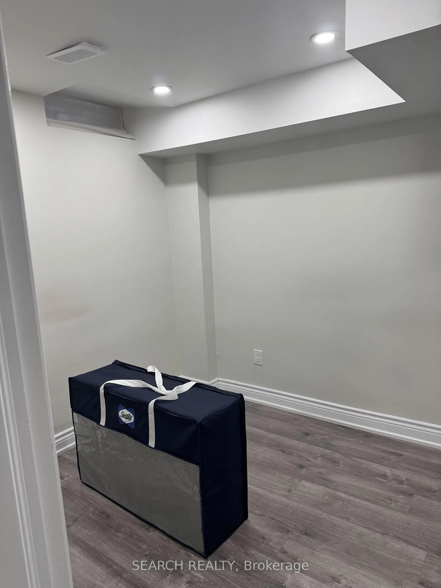 Photo 9 of Unit Basement, 19 Manzanita Crescent, Brampton, Northwest Brampton — HOMEH