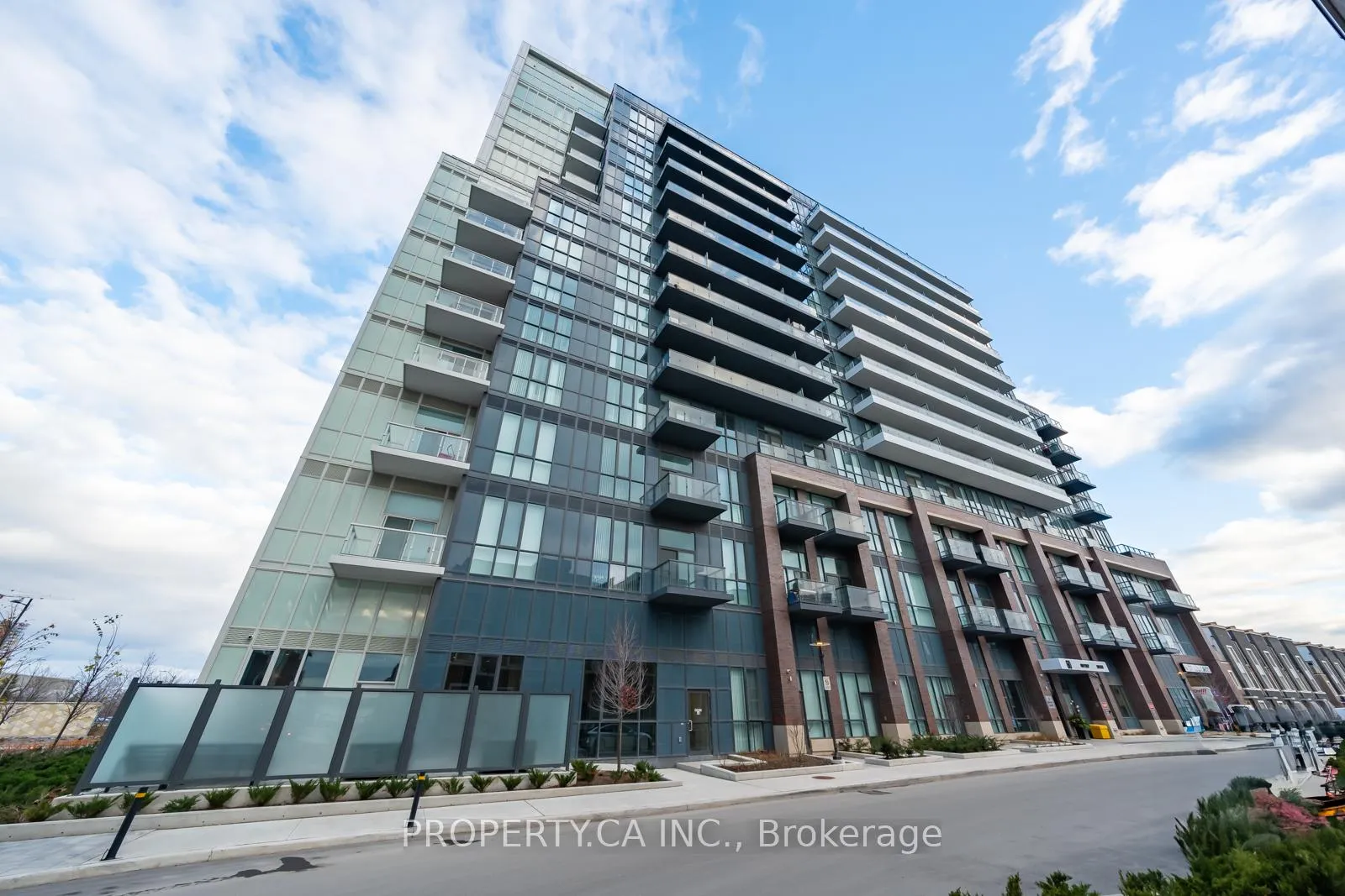 Photo 1 of Unit 818, 60 Honeycrisp Crescent E, Vaughan, Vaughan Corporate Centre — HOMEH