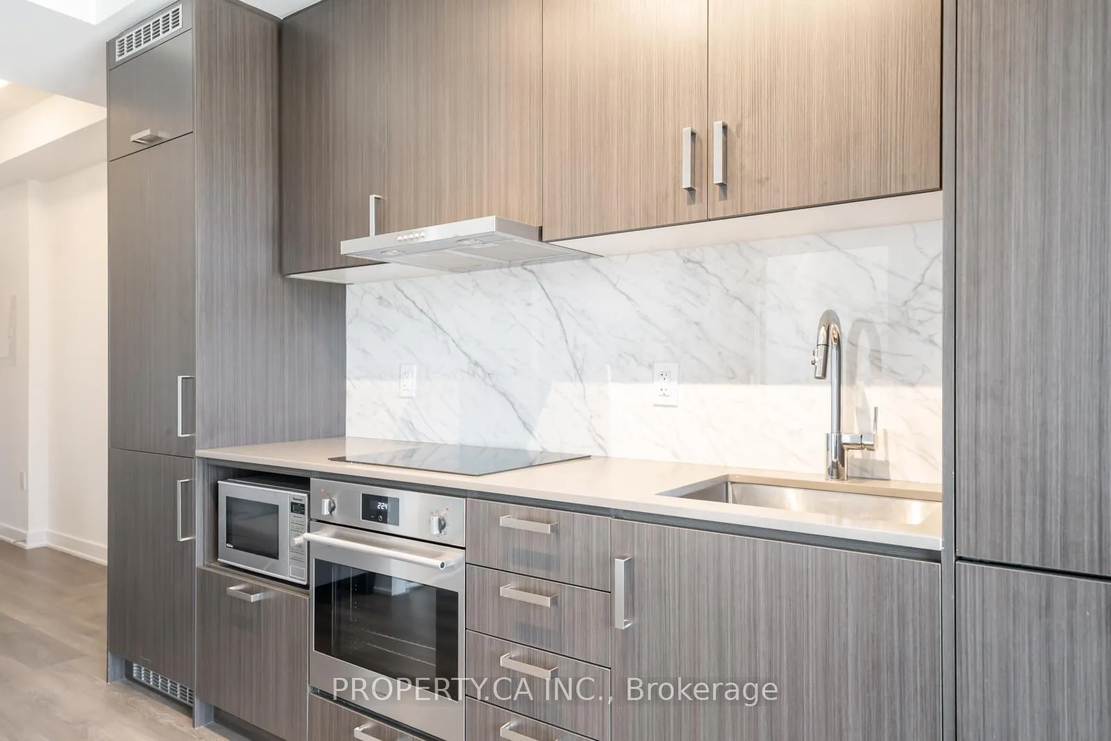 Photo 4 of Unit 818, 60 Honeycrisp Crescent E, Vaughan, Vaughan Corporate Centre — HOMEH