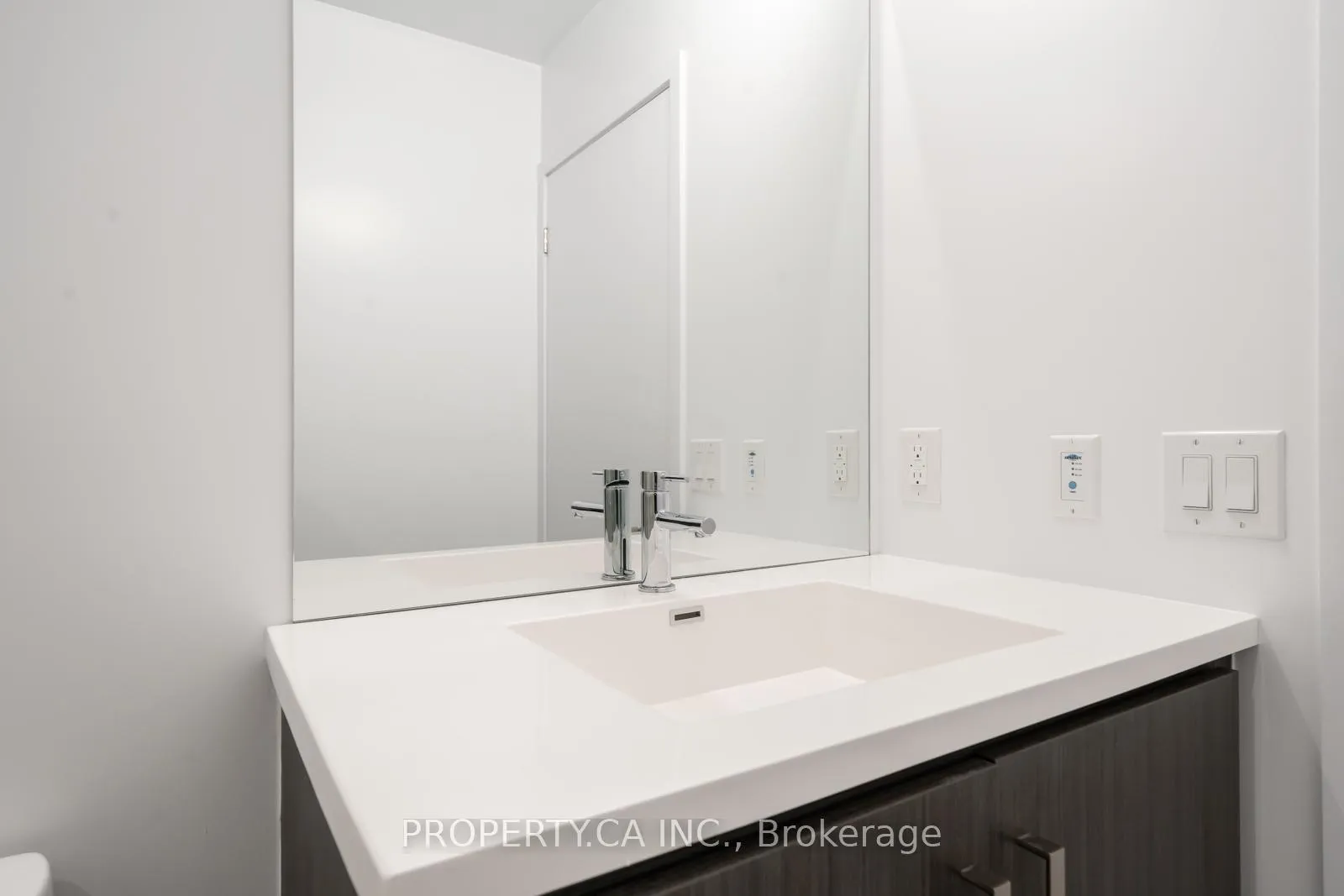 Photo 6 of Unit 818, 60 Honeycrisp Crescent E, Vaughan, Vaughan Corporate Centre — HOMEH