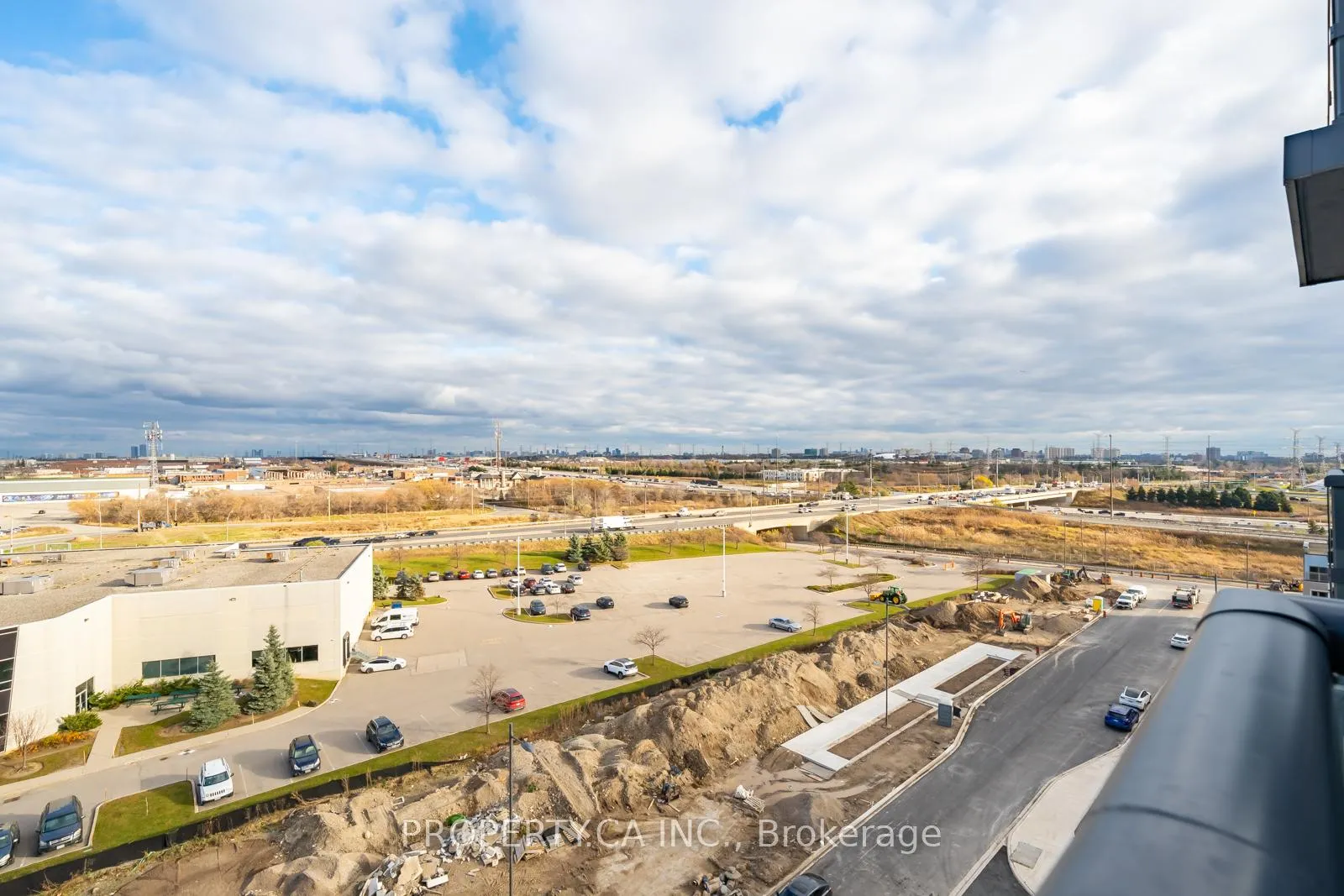Photo 9 of Unit 818, 60 Honeycrisp Crescent E, Vaughan, Vaughan Corporate Centre — HOMEH