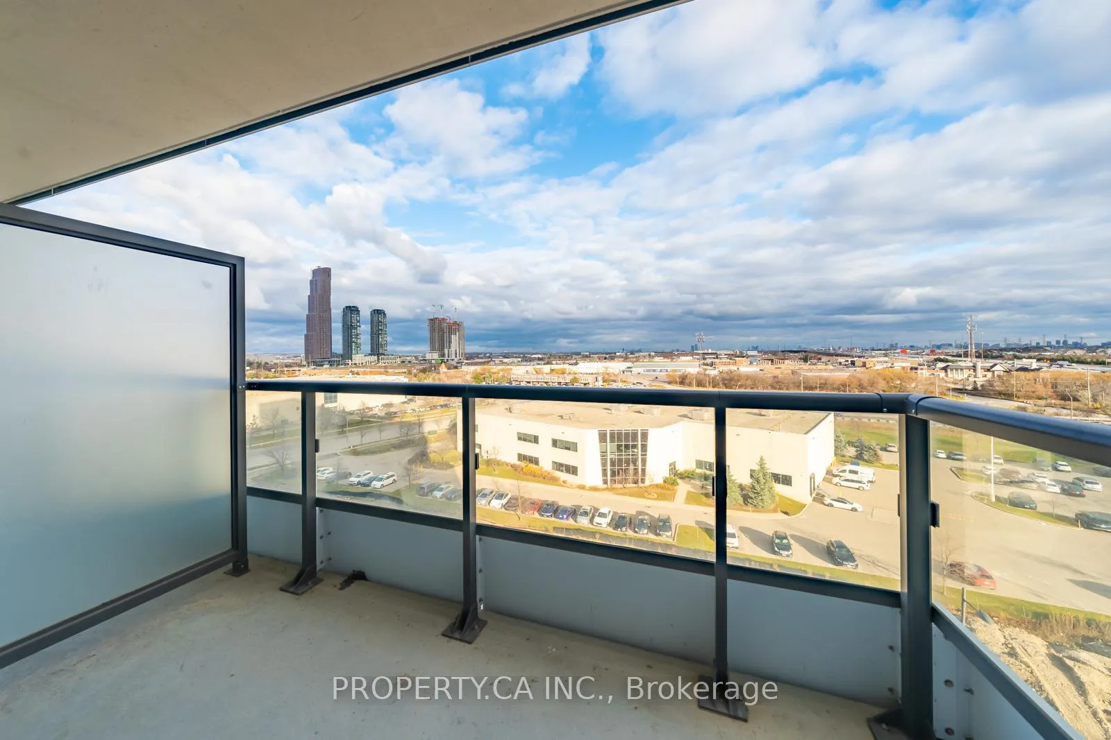 Photo 11 of Unit 818, 60 Honeycrisp Crescent E, Vaughan, Vaughan Corporate Centre — HOMEH