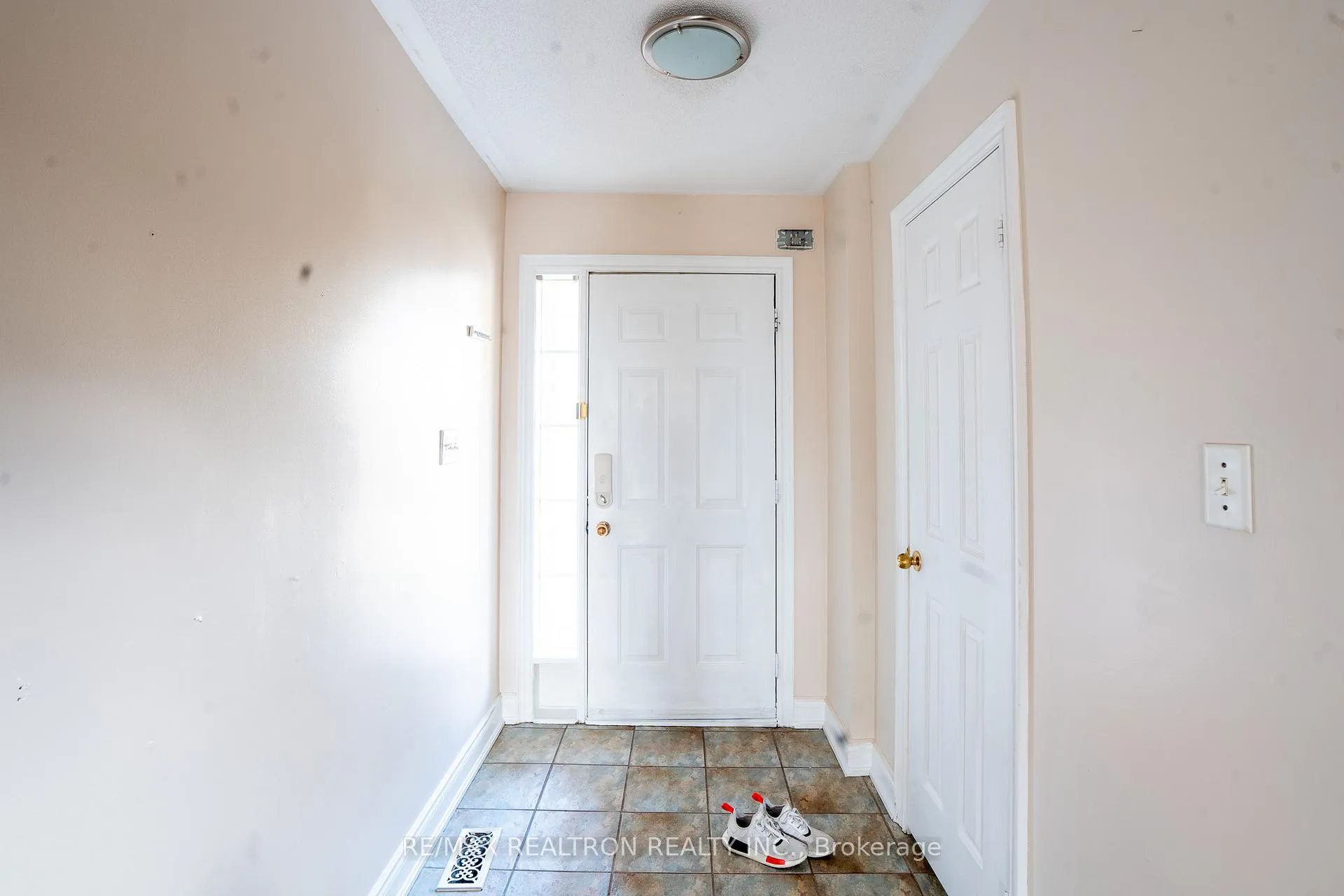 Photo 4 of Unit Main, 74 Kirkland Place, Whitby, Williamsburg — HOMEH