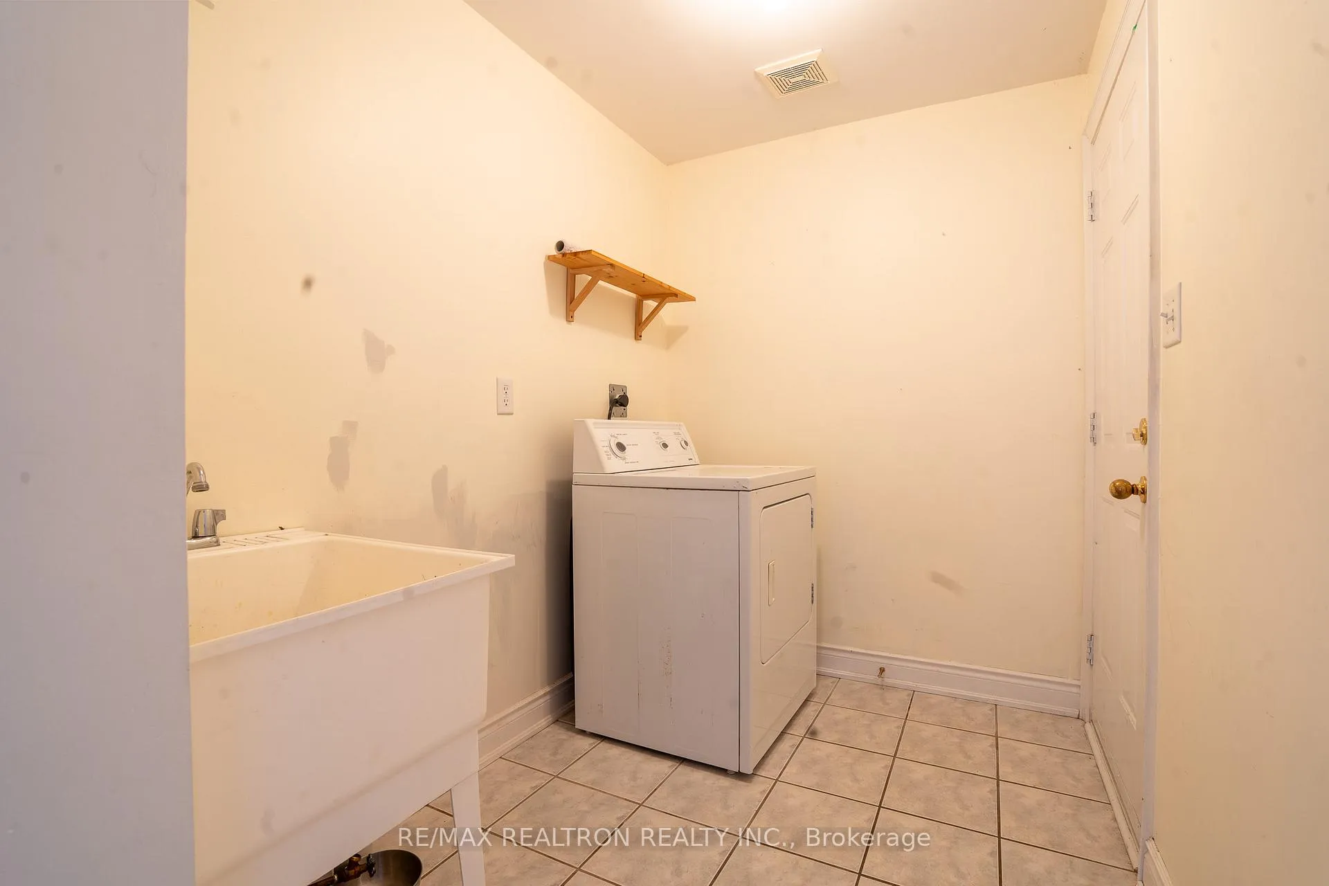 Photo 6 of Unit Main, 74 Kirkland Place, Whitby, Williamsburg — HOMEH