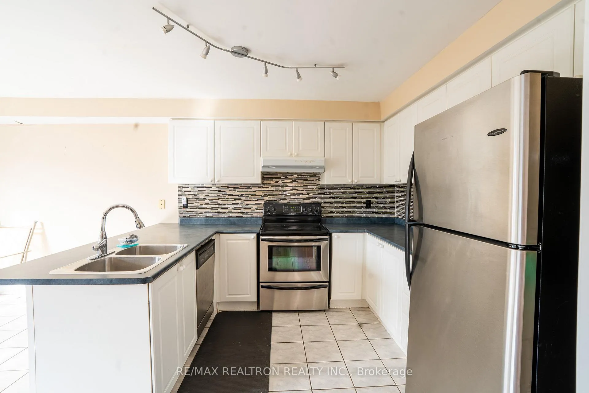 Photo 8 of Unit Main, 74 Kirkland Place, Whitby, Williamsburg — HOMEH