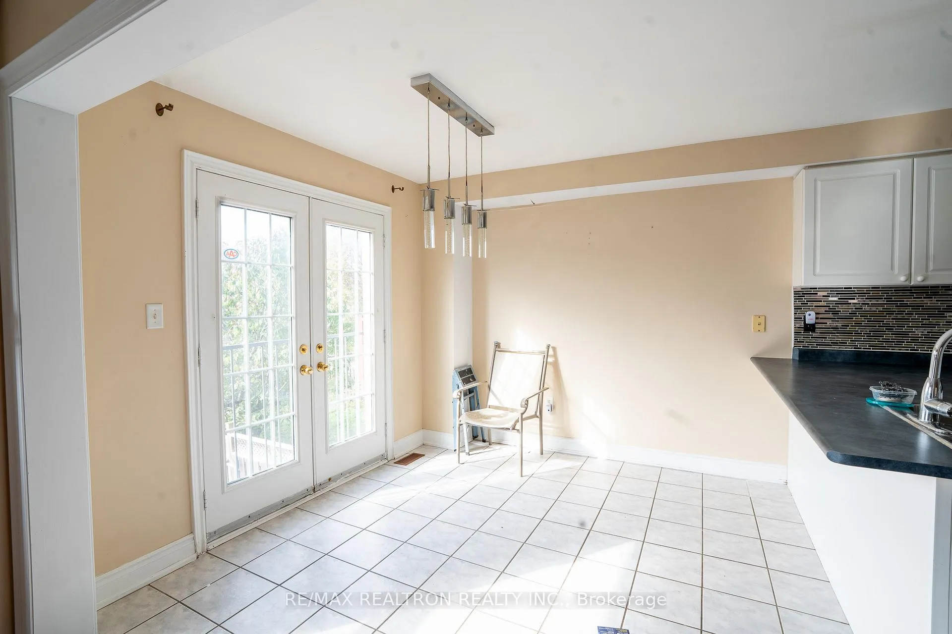 Photo 9 of Unit Main, 74 Kirkland Place, Whitby, Williamsburg — HOMEH