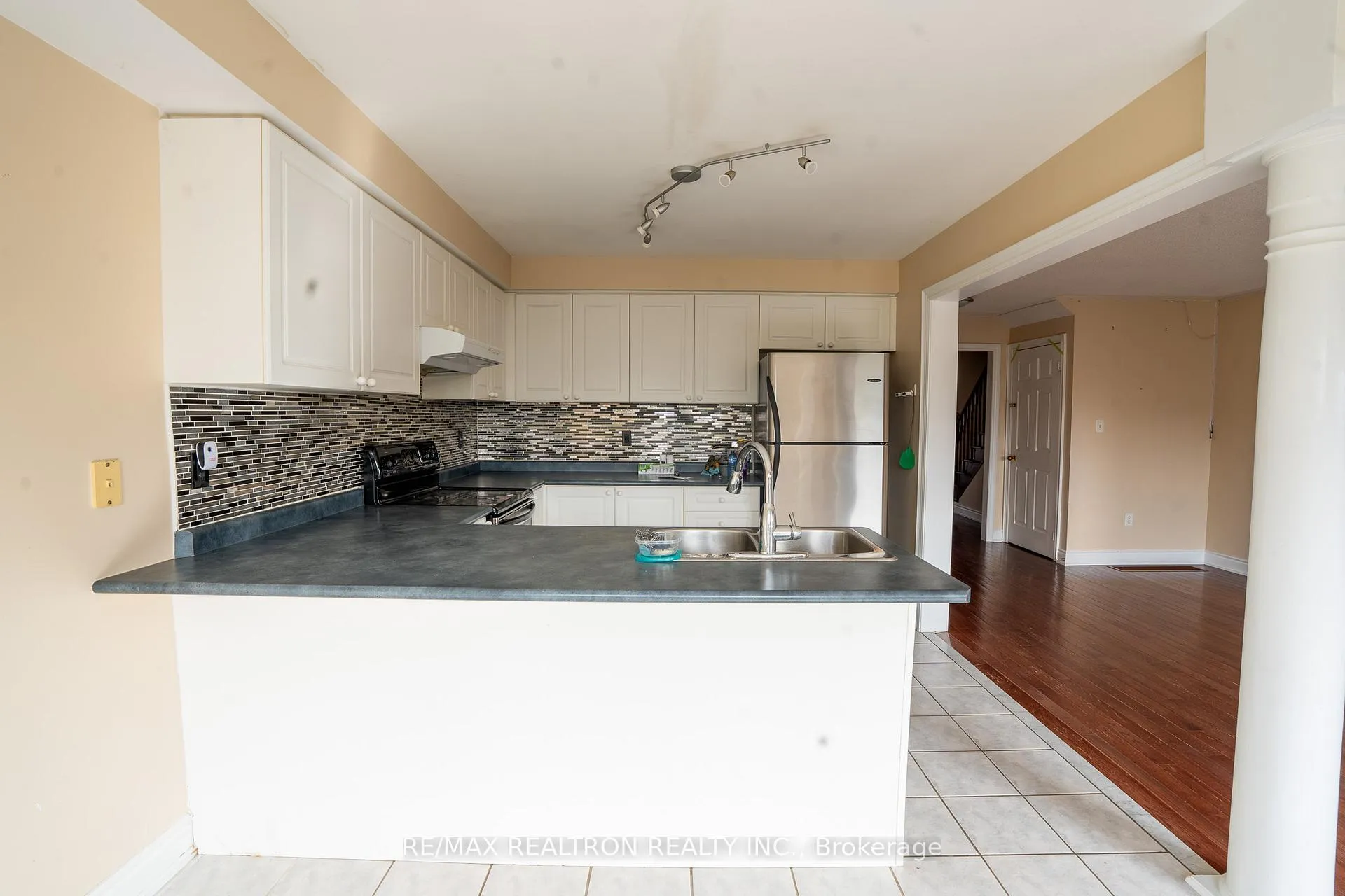Photo 10 of Unit Main, 74 Kirkland Place, Whitby, Williamsburg — HOMEH
