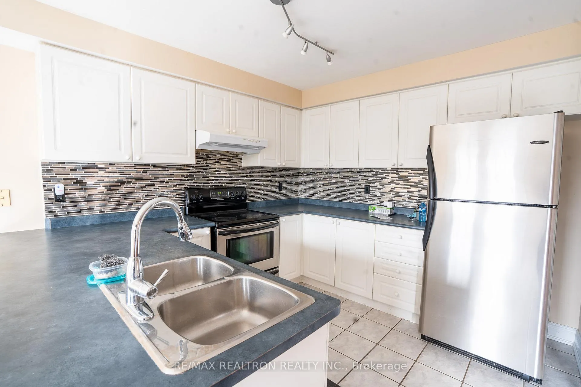 Photo 11 of Unit Main, 74 Kirkland Place, Whitby, Williamsburg — HOMEH