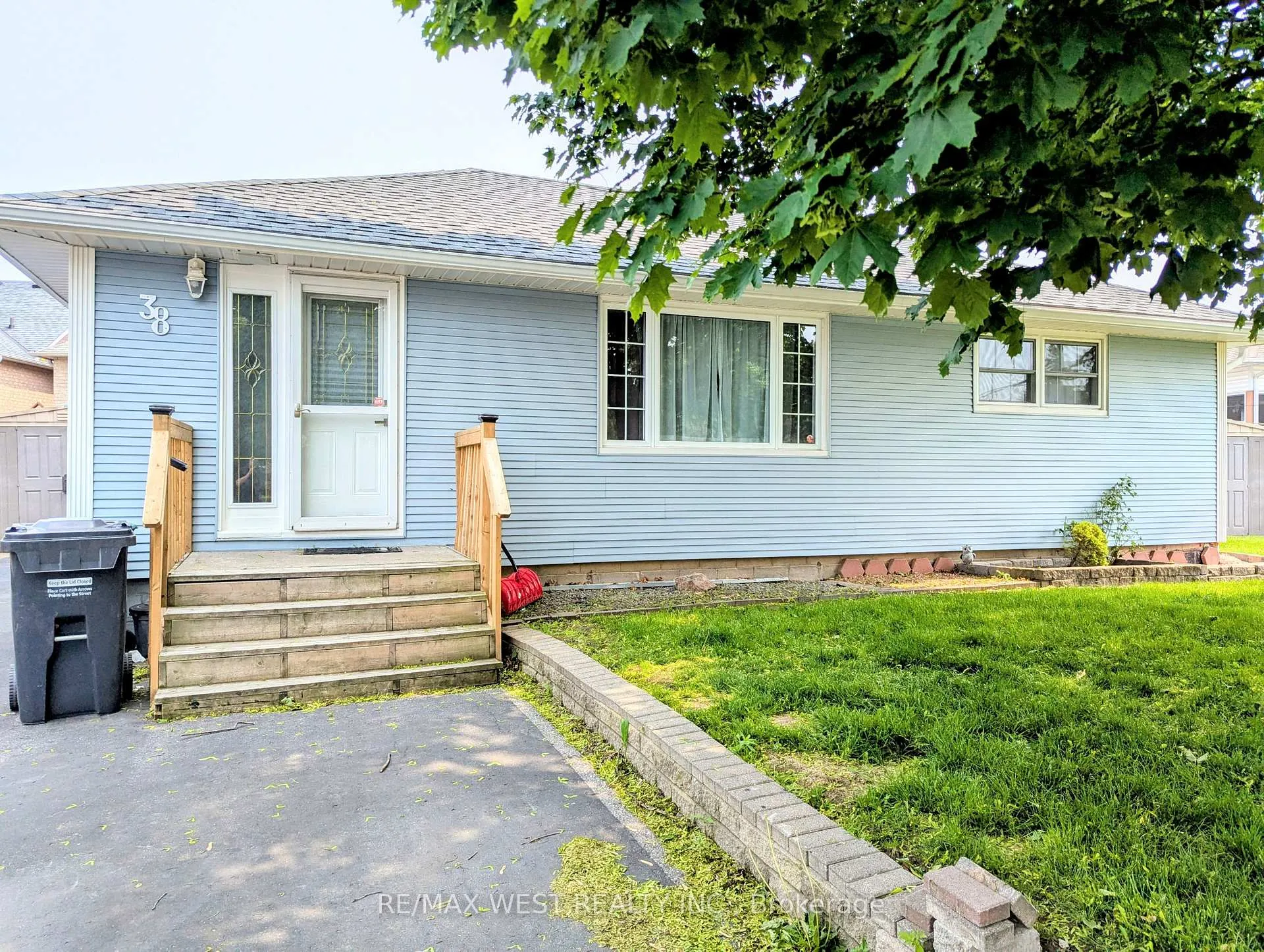 Photo 2 of 38 Shore Street, Caledon, Bolton West — HOMEH