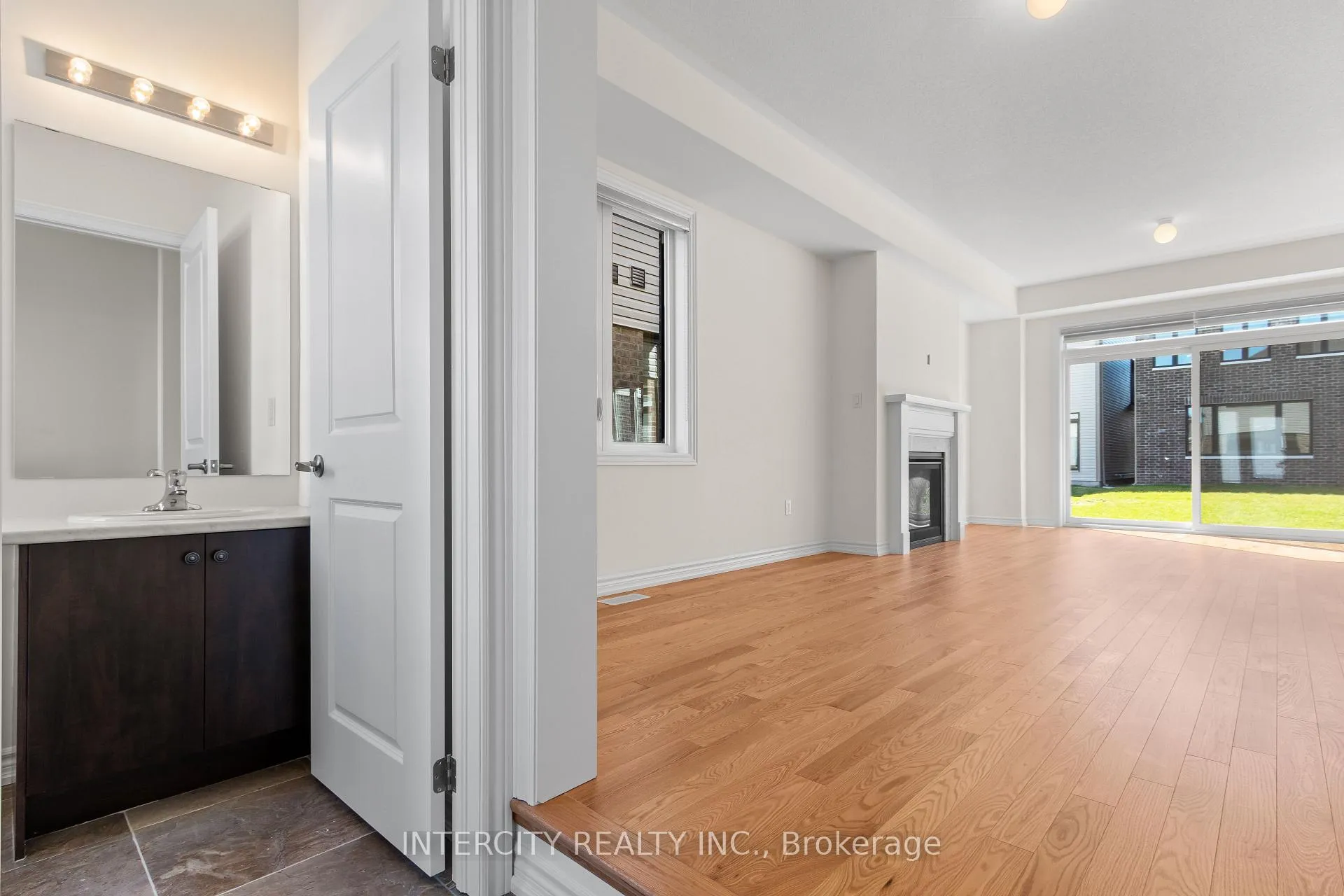 Photo 3 of 37 Prudhoe Terrace, Barrie, Rural Barrie Southeast — HOMEH