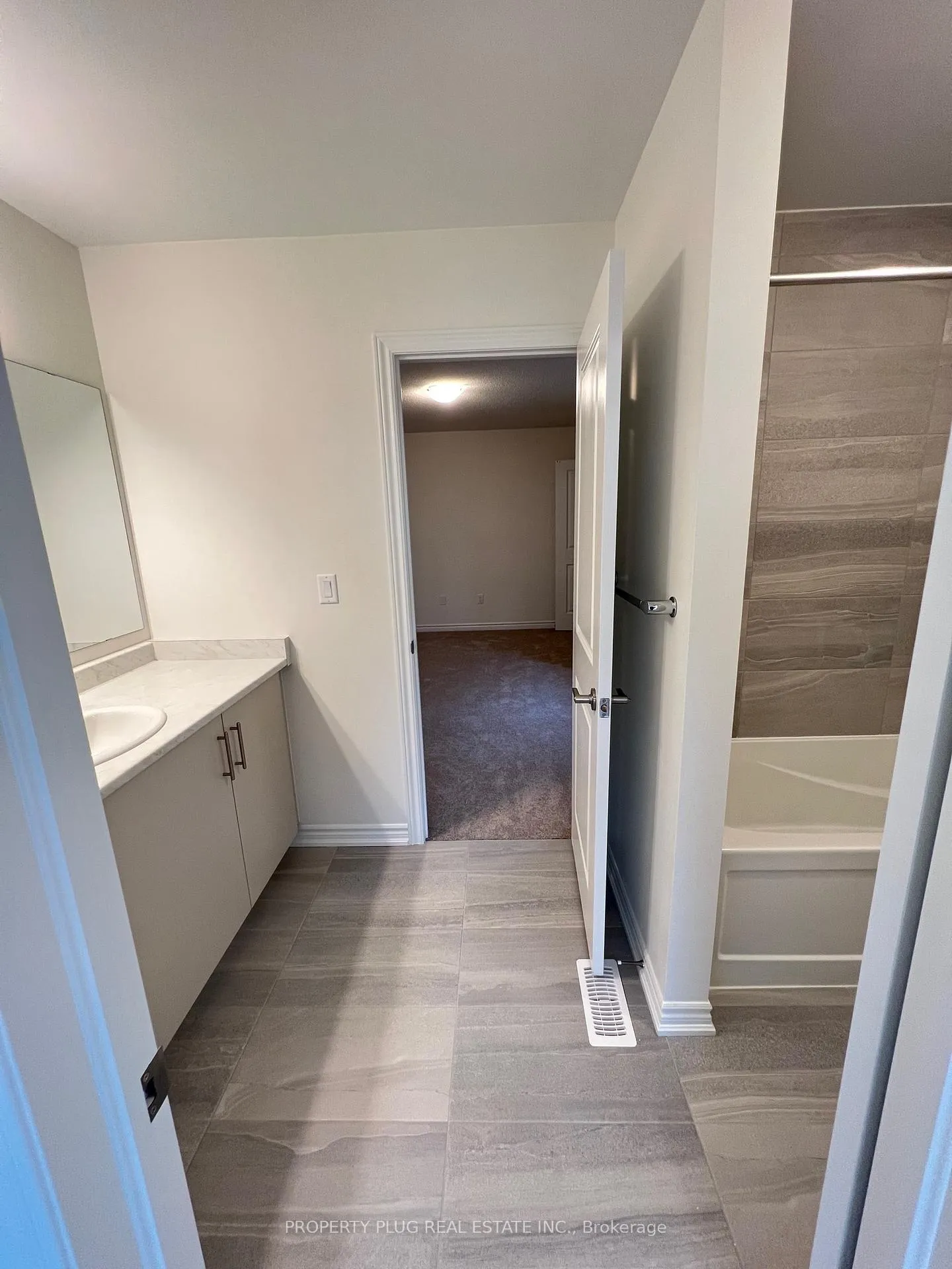 Photo 29 of 13 Pheonix Boulevard, Barrie, Rural Barrie Southeast — HOMEH