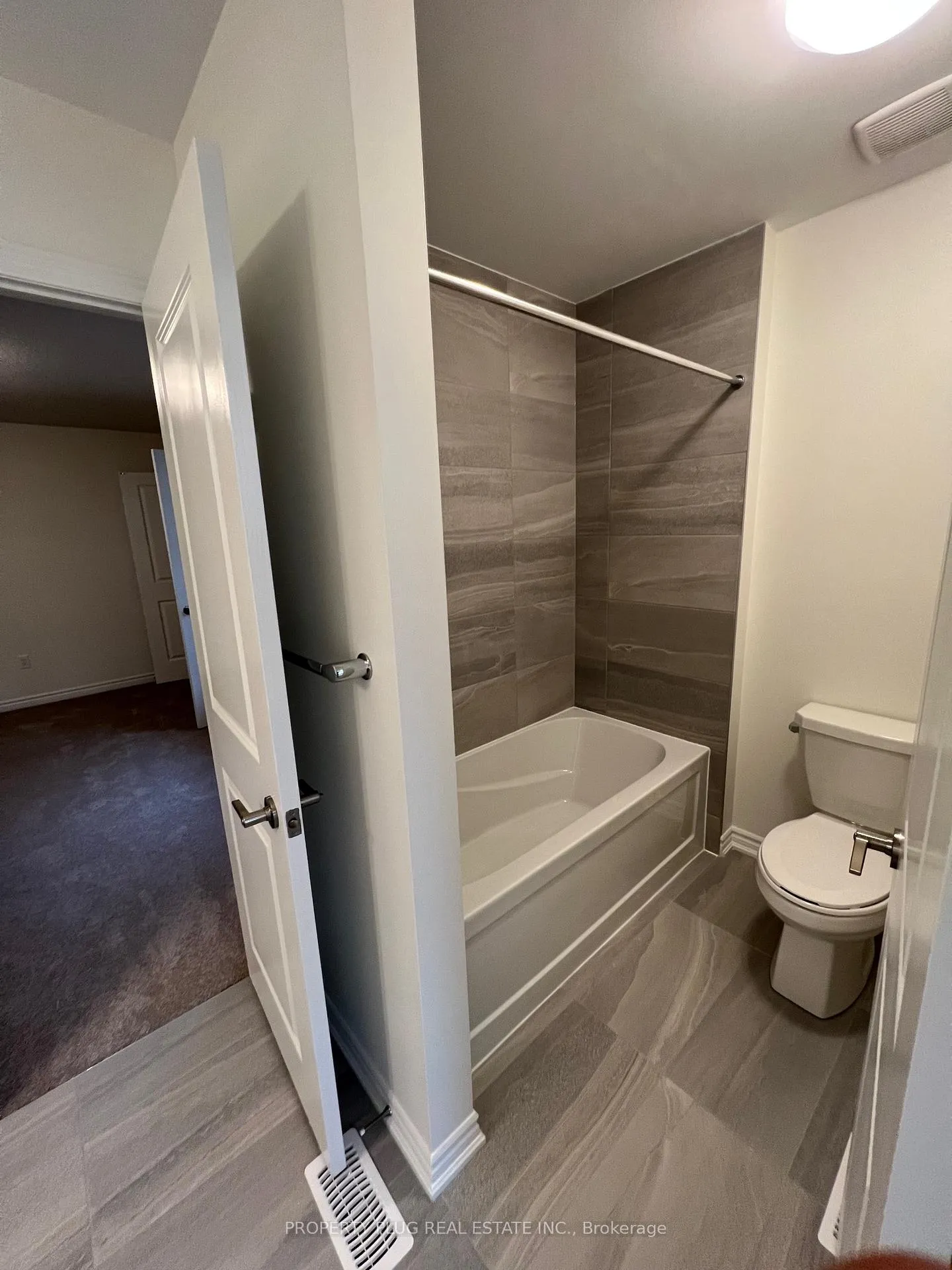 Photo 30 of 13 Pheonix Boulevard, Barrie, Rural Barrie Southeast — HOMEH