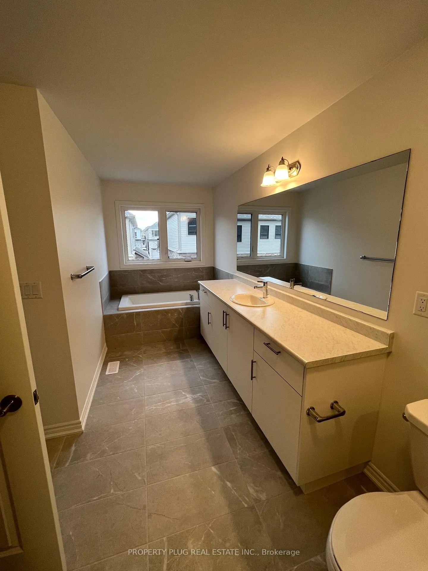Photo 39 of 13 Pheonix Boulevard, Barrie, Rural Barrie Southeast — HOMEH