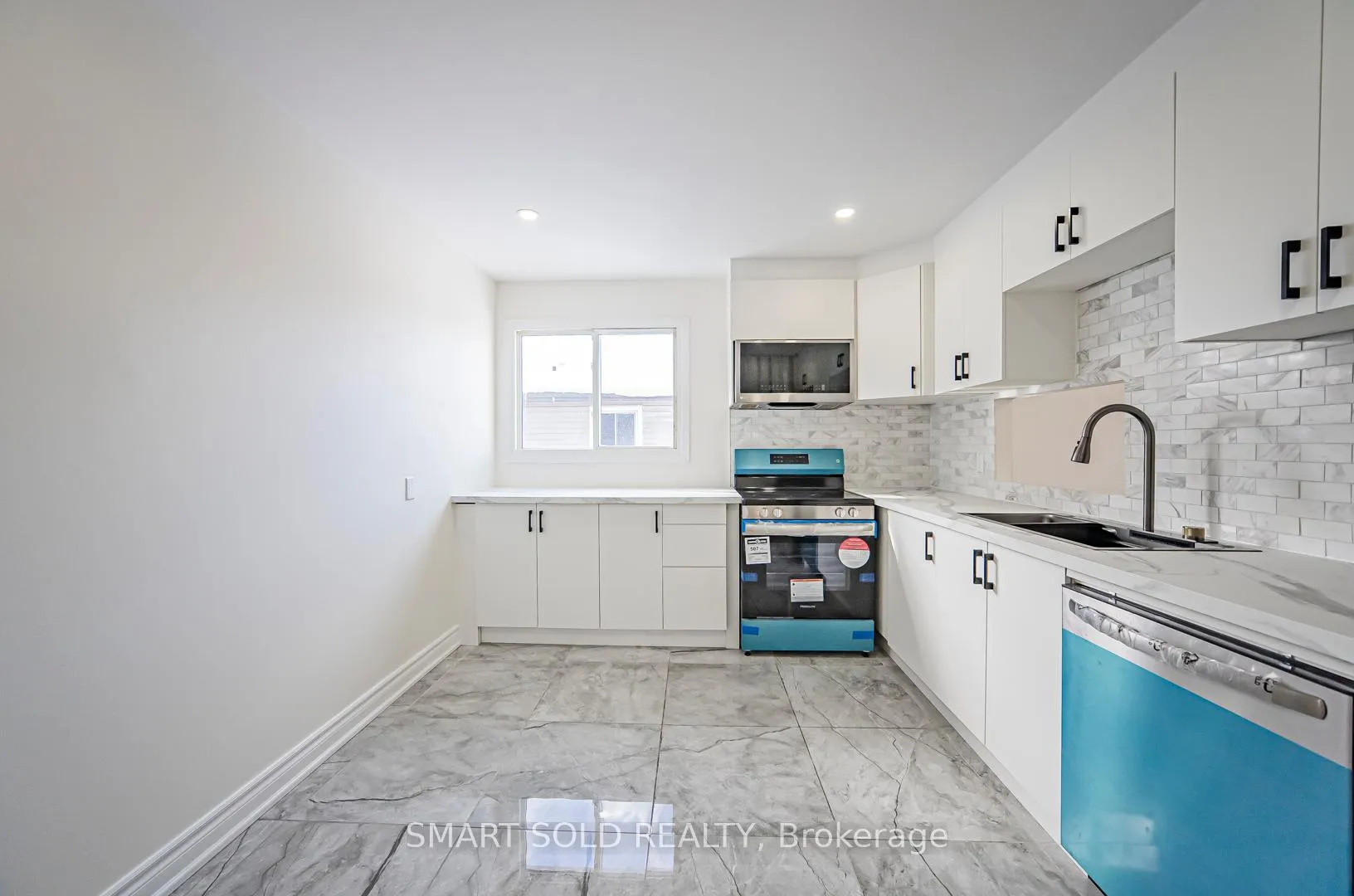 Photo 13 of 198 Silver Aspen Crescent, Kitchener, Forest Heights — HOMEH