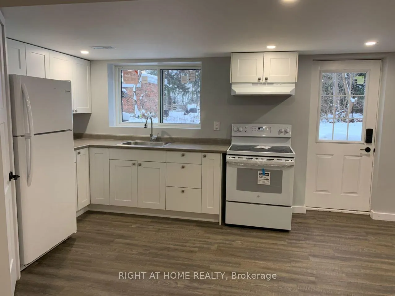 Photo 2 of 160 Toronto Street, Barrie, Queen's Park — HOMEH