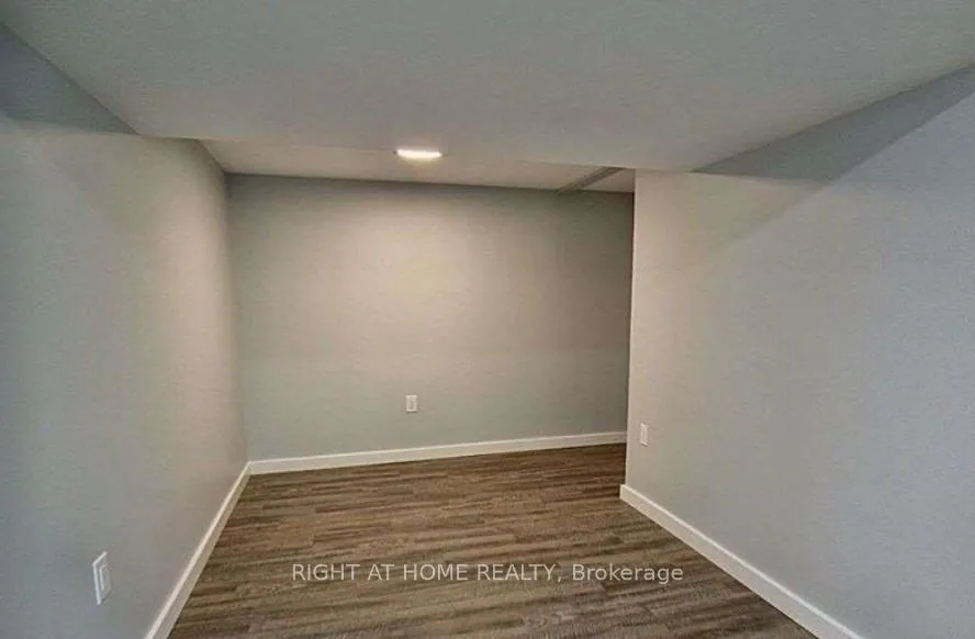 Photo 3 of 160 Toronto Street, Barrie, Queen's Park — HOMEH