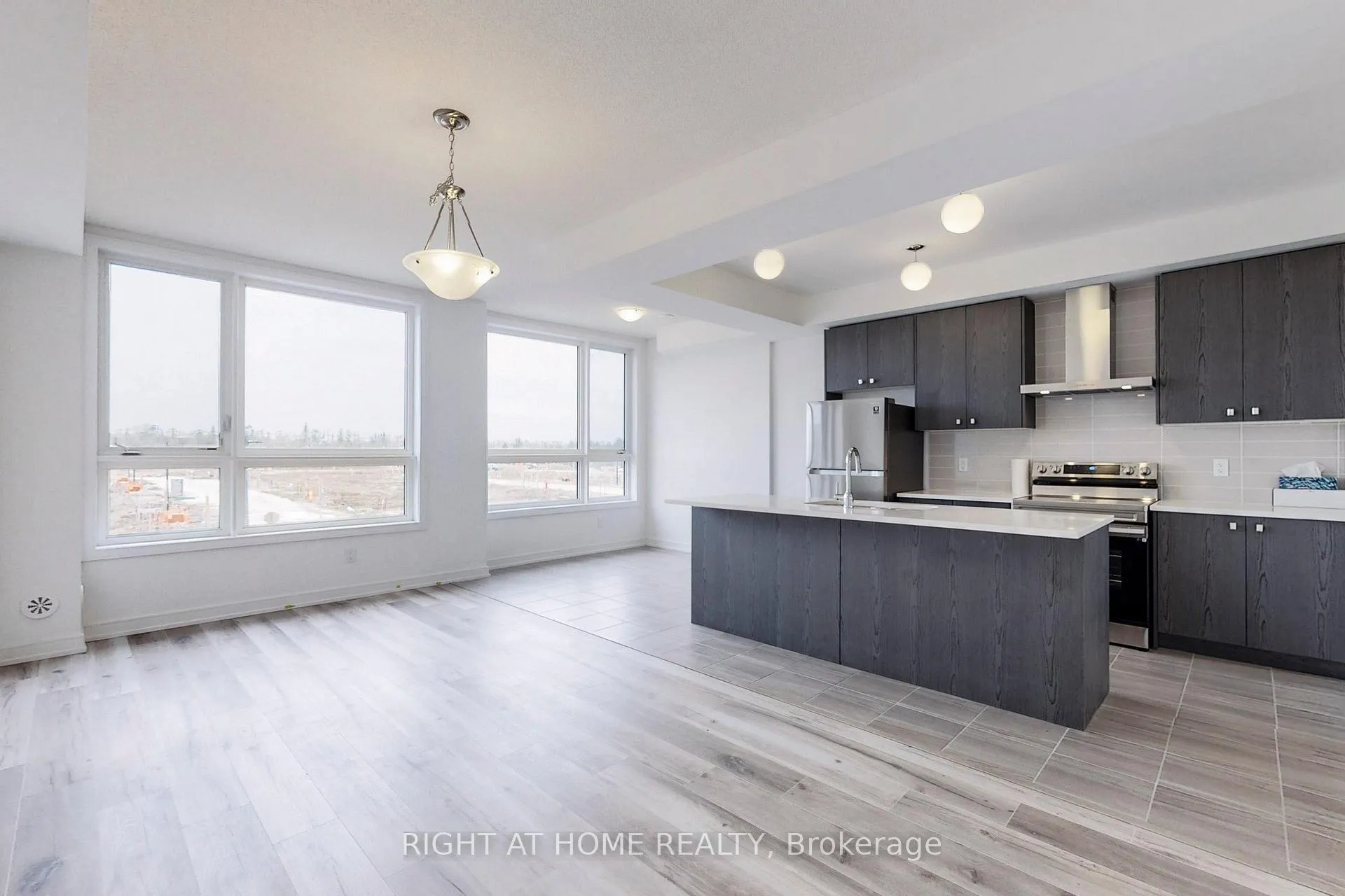 Photo 3 of 68 Blue Forest Crescent, Barrie, Innis-Shore — HOMEH