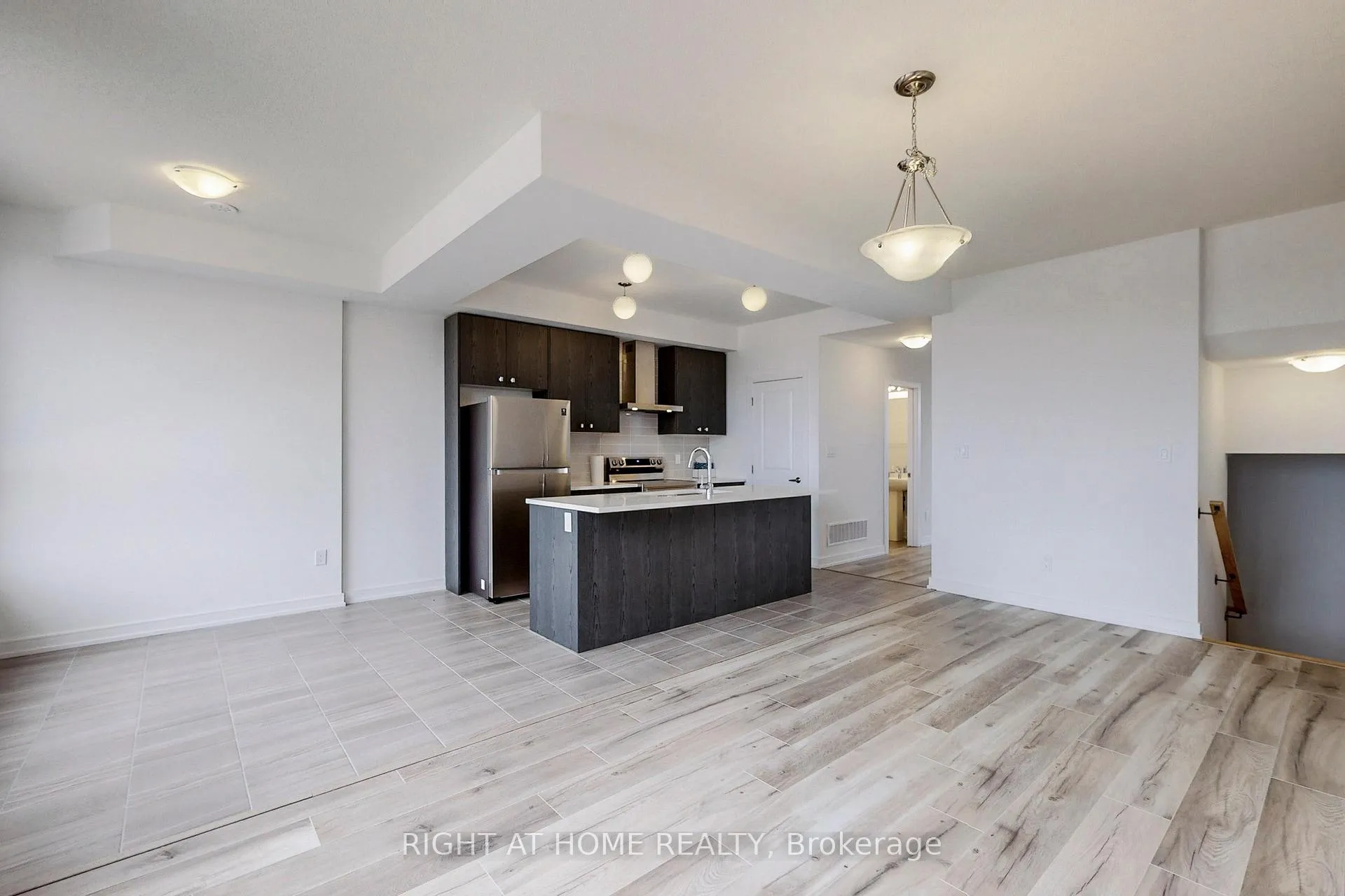 Photo 4 of 68 Blue Forest Crescent, Barrie, Innis-Shore — HOMEH