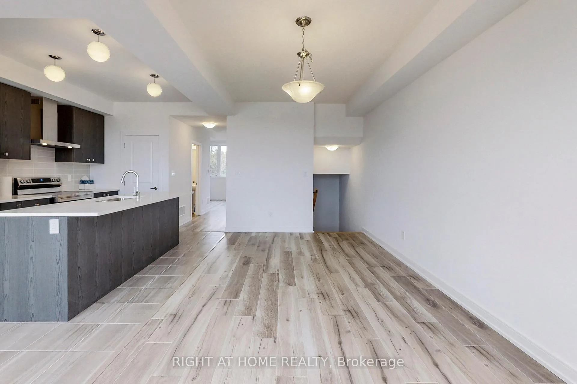 Photo 5 of 68 Blue Forest Crescent, Barrie, Innis-Shore — HOMEH