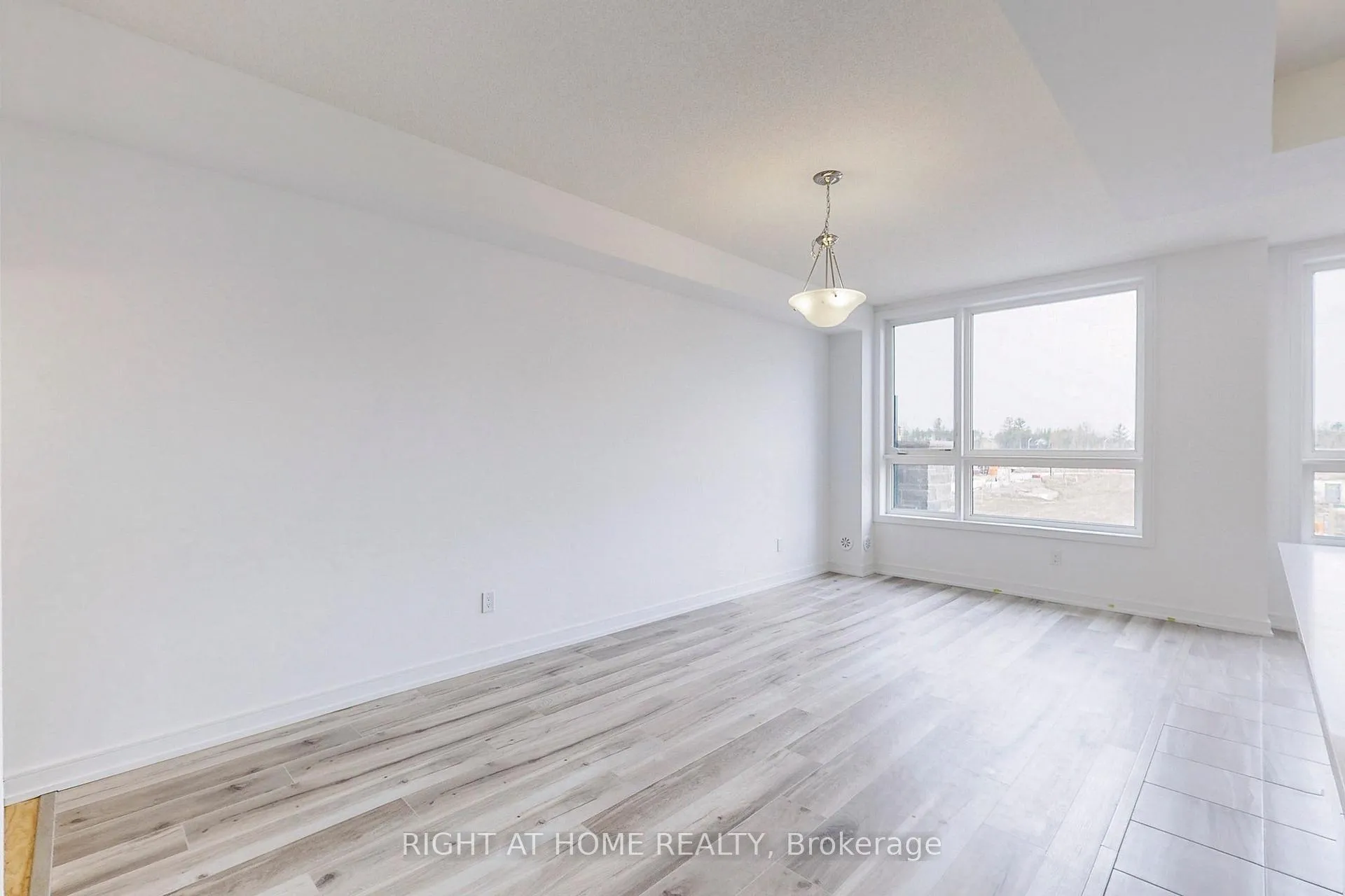 Photo 6 of 68 Blue Forest Crescent, Barrie, Innis-Shore — HOMEH