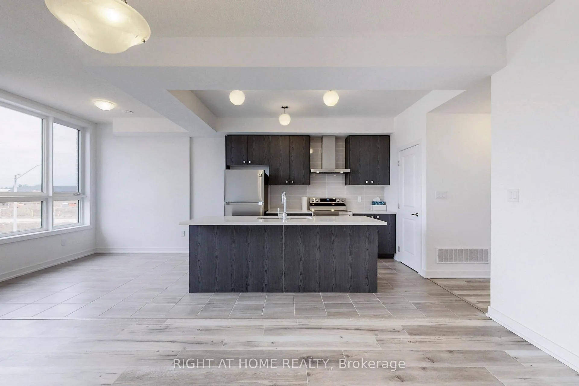 Photo 7 of 68 Blue Forest Crescent, Barrie, Innis-Shore — HOMEH