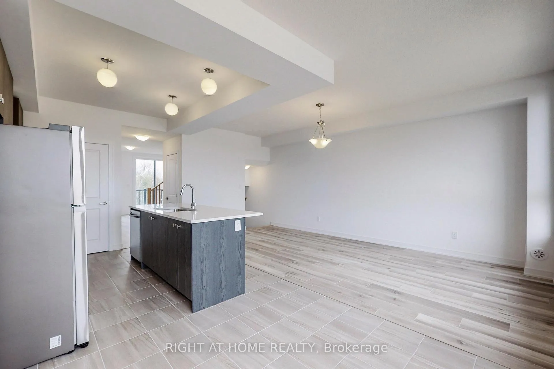 Photo 8 of 68 Blue Forest Crescent, Barrie, Innis-Shore — HOMEH