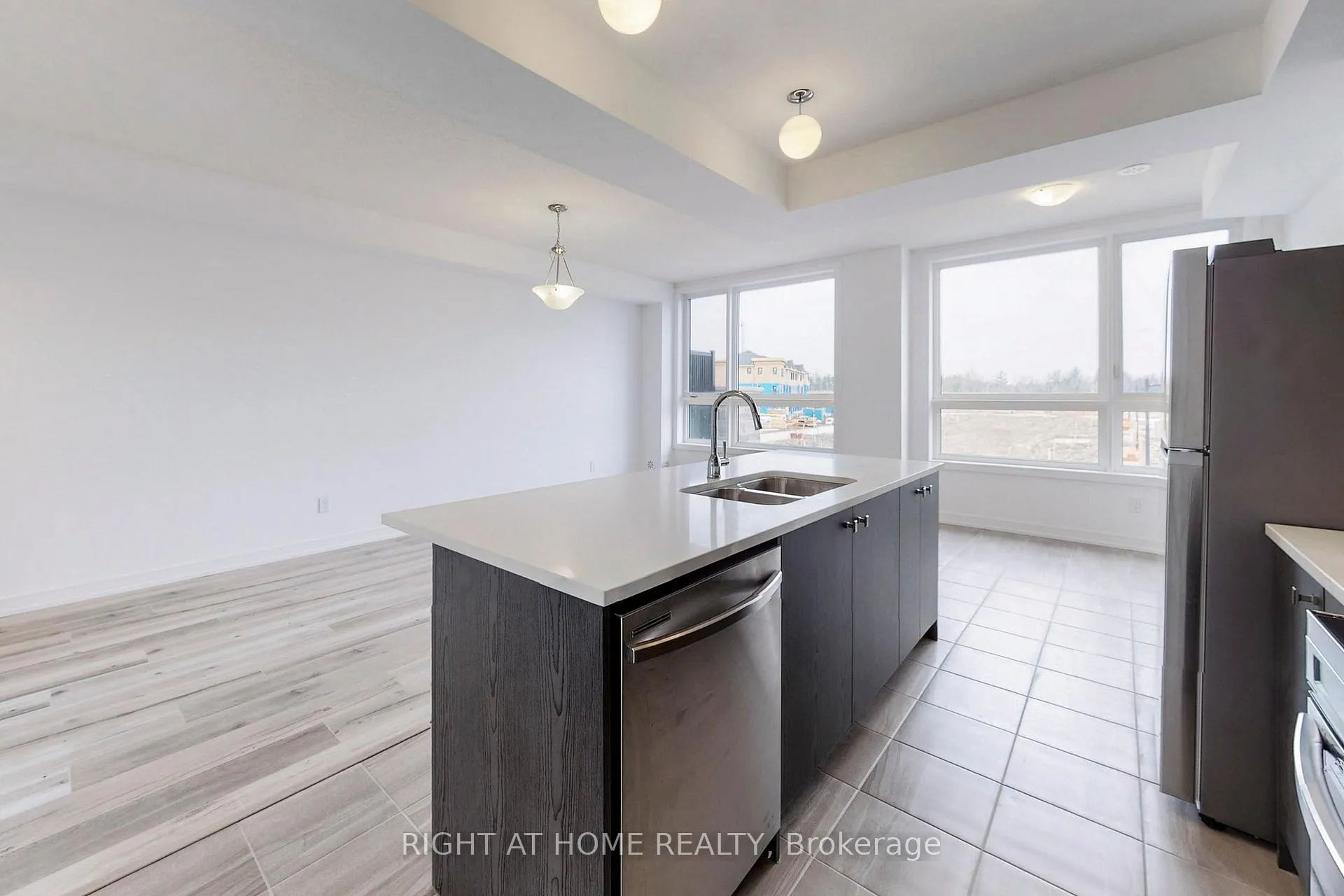 Photo 9 of 68 Blue Forest Crescent, Barrie, Innis-Shore — HOMEH