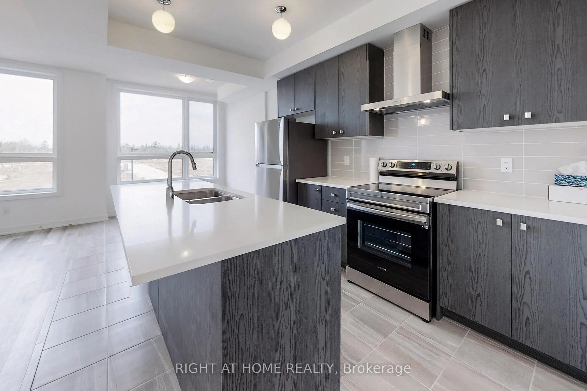 Photo 10 of 68 Blue Forest Crescent, Barrie, Innis-Shore — HOMEH