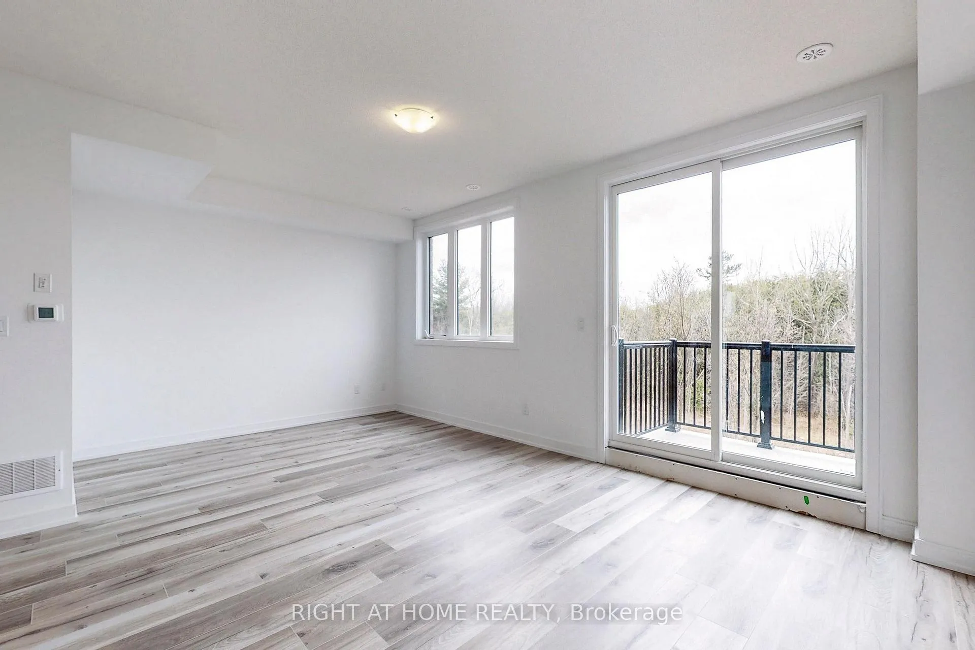 Photo 11 of 68 Blue Forest Crescent, Barrie, Innis-Shore — HOMEH