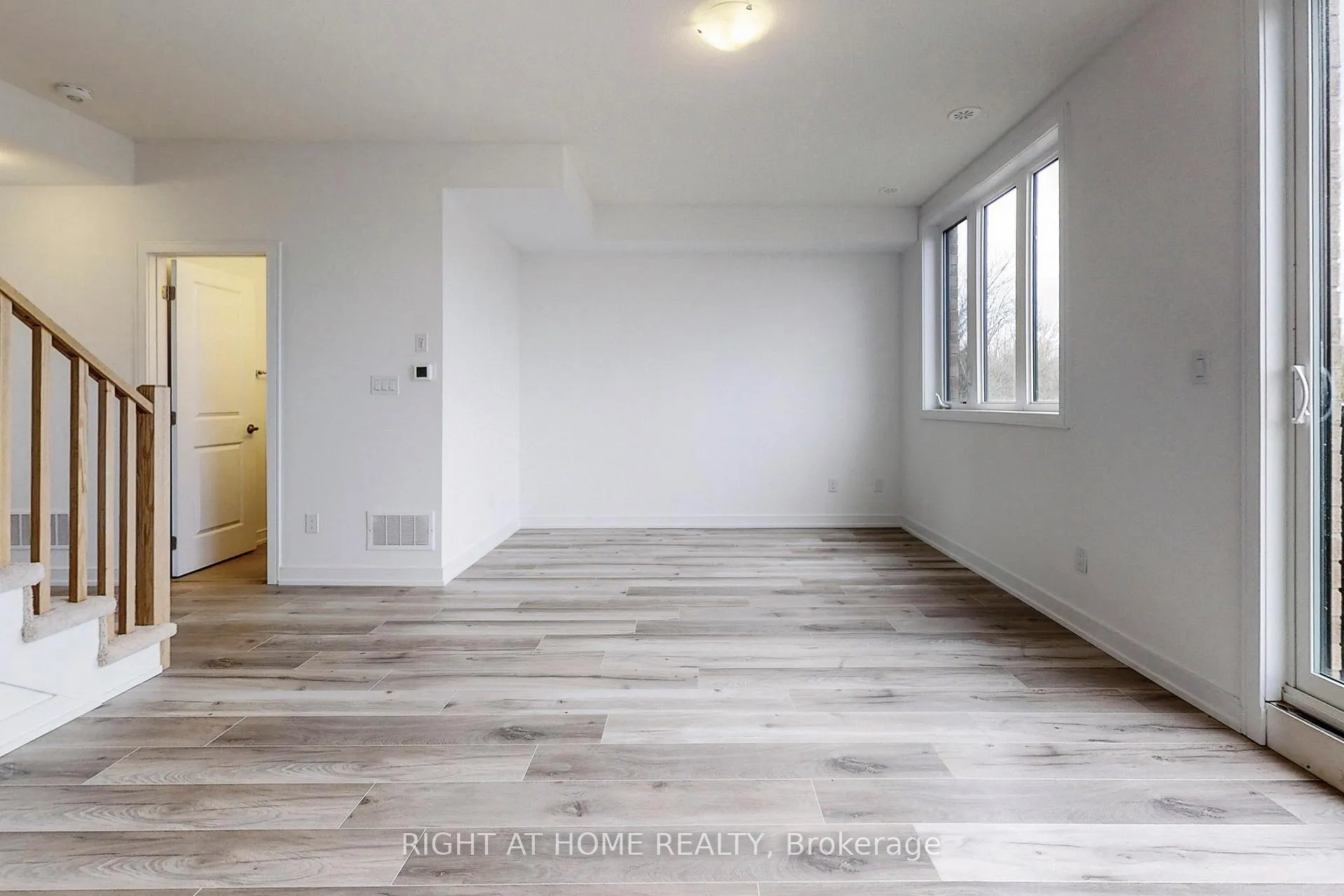Photo 12 of 68 Blue Forest Crescent, Barrie, Innis-Shore — HOMEH