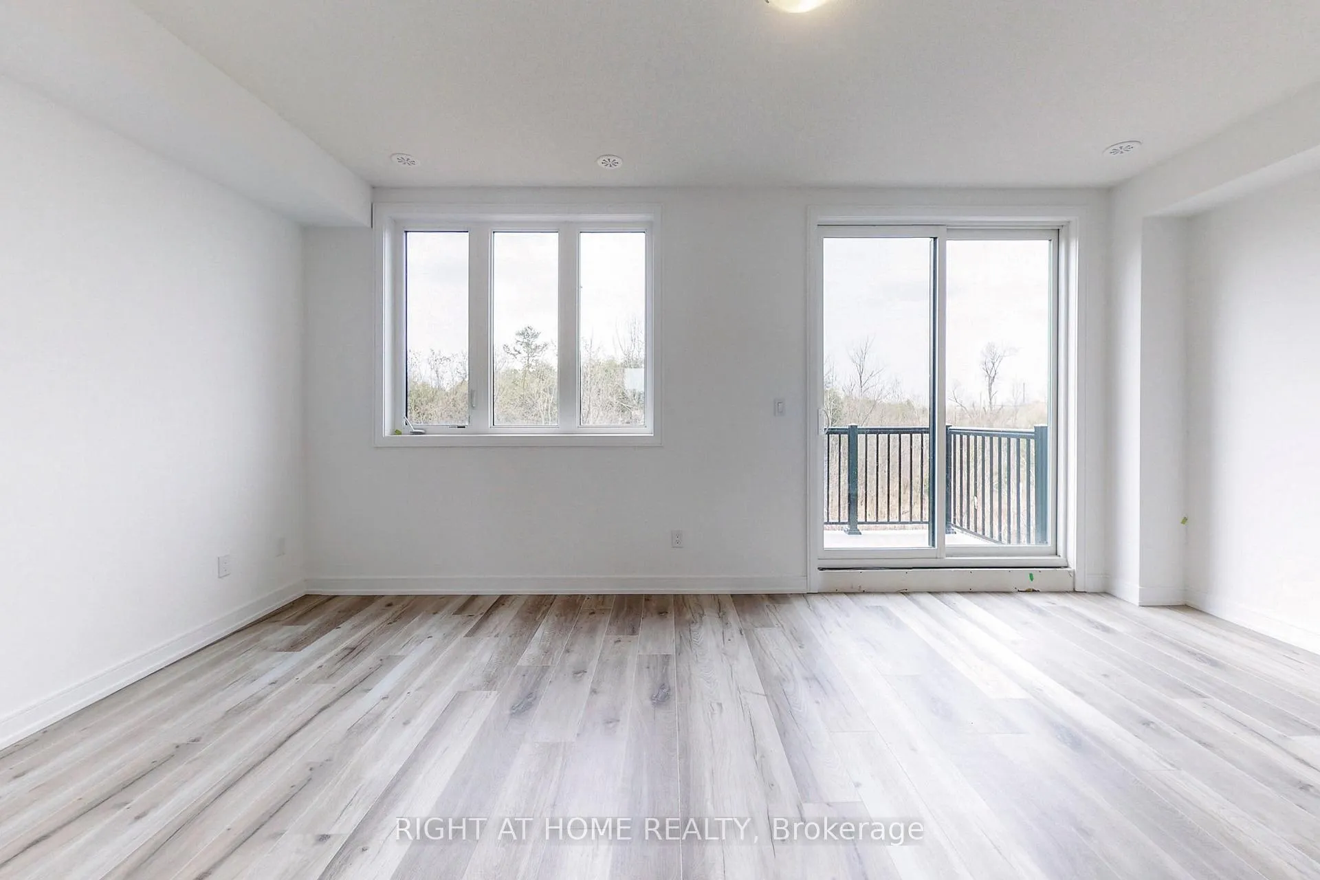 Photo 13 of 68 Blue Forest Crescent, Barrie, Innis-Shore — HOMEH