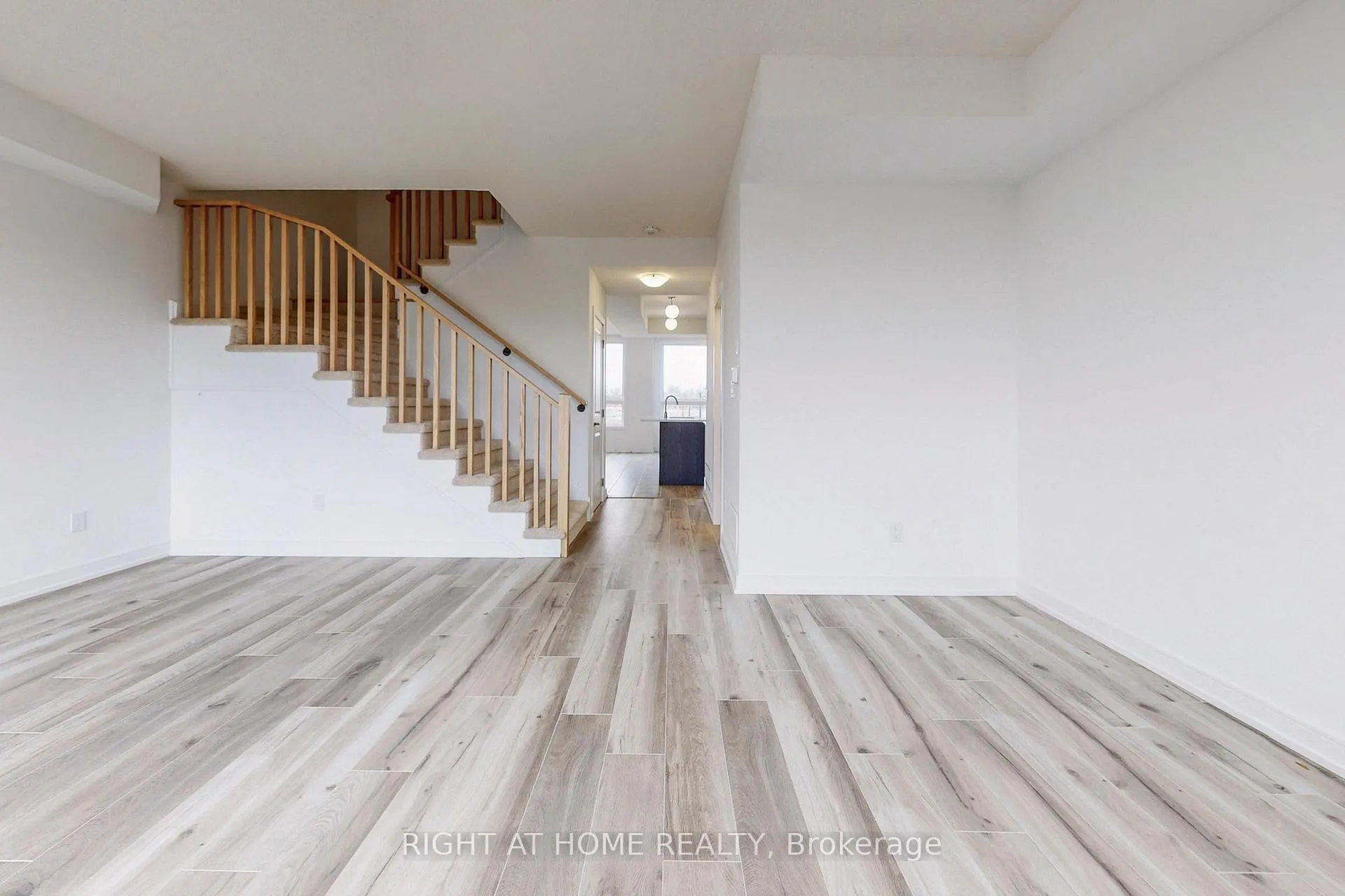 Photo 15 of 68 Blue Forest Crescent, Barrie, Innis-Shore — HOMEH