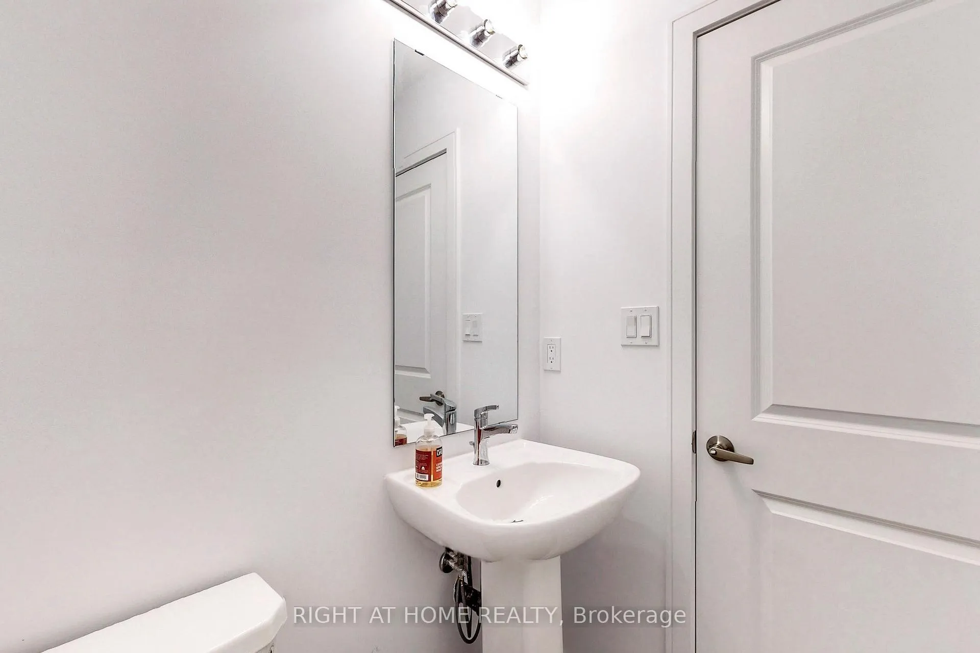 Photo 16 of 68 Blue Forest Crescent, Barrie, Innis-Shore — HOMEH