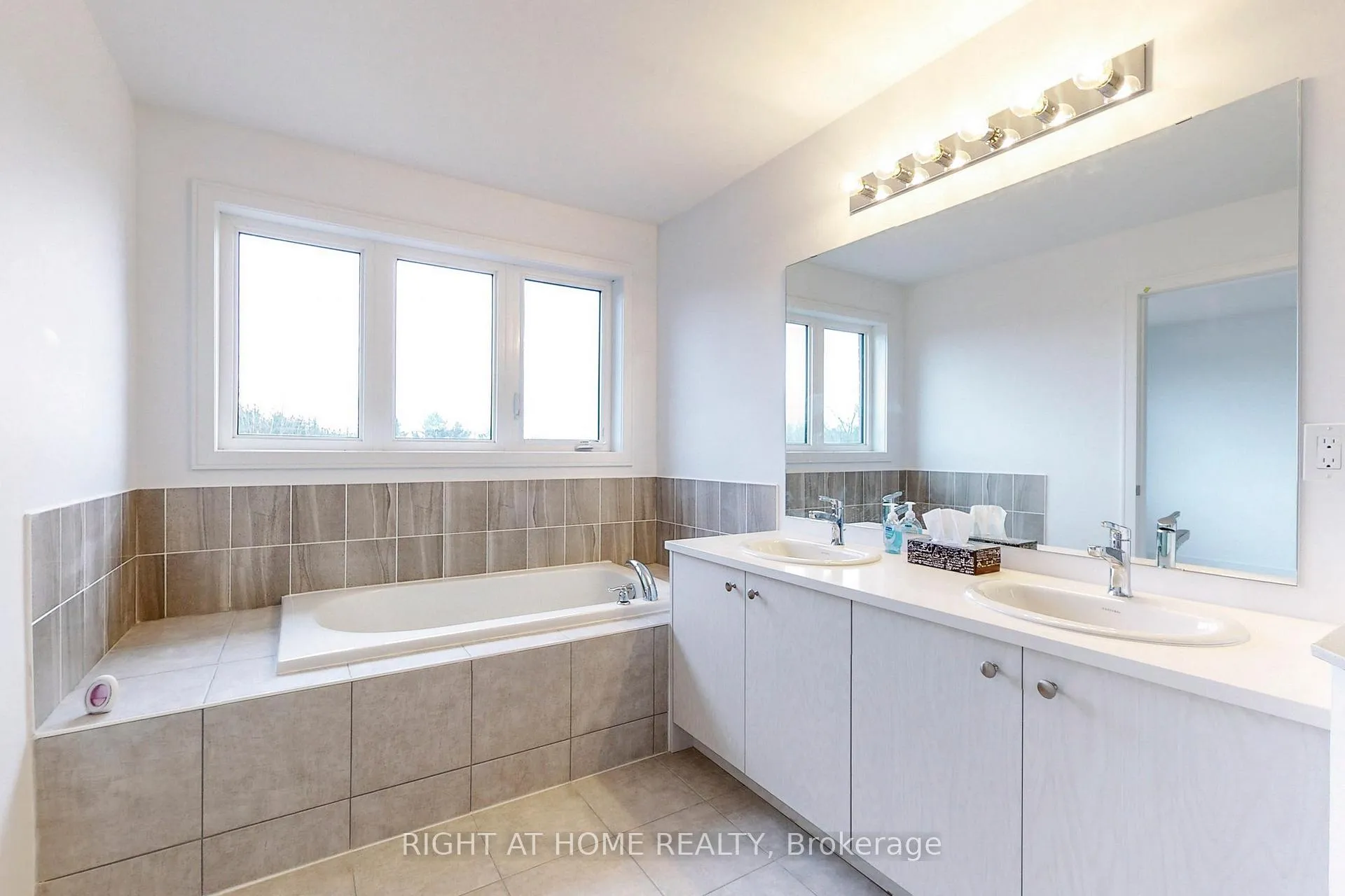 Photo 25 of 68 Blue Forest Crescent, Barrie, Innis-Shore — HOMEH