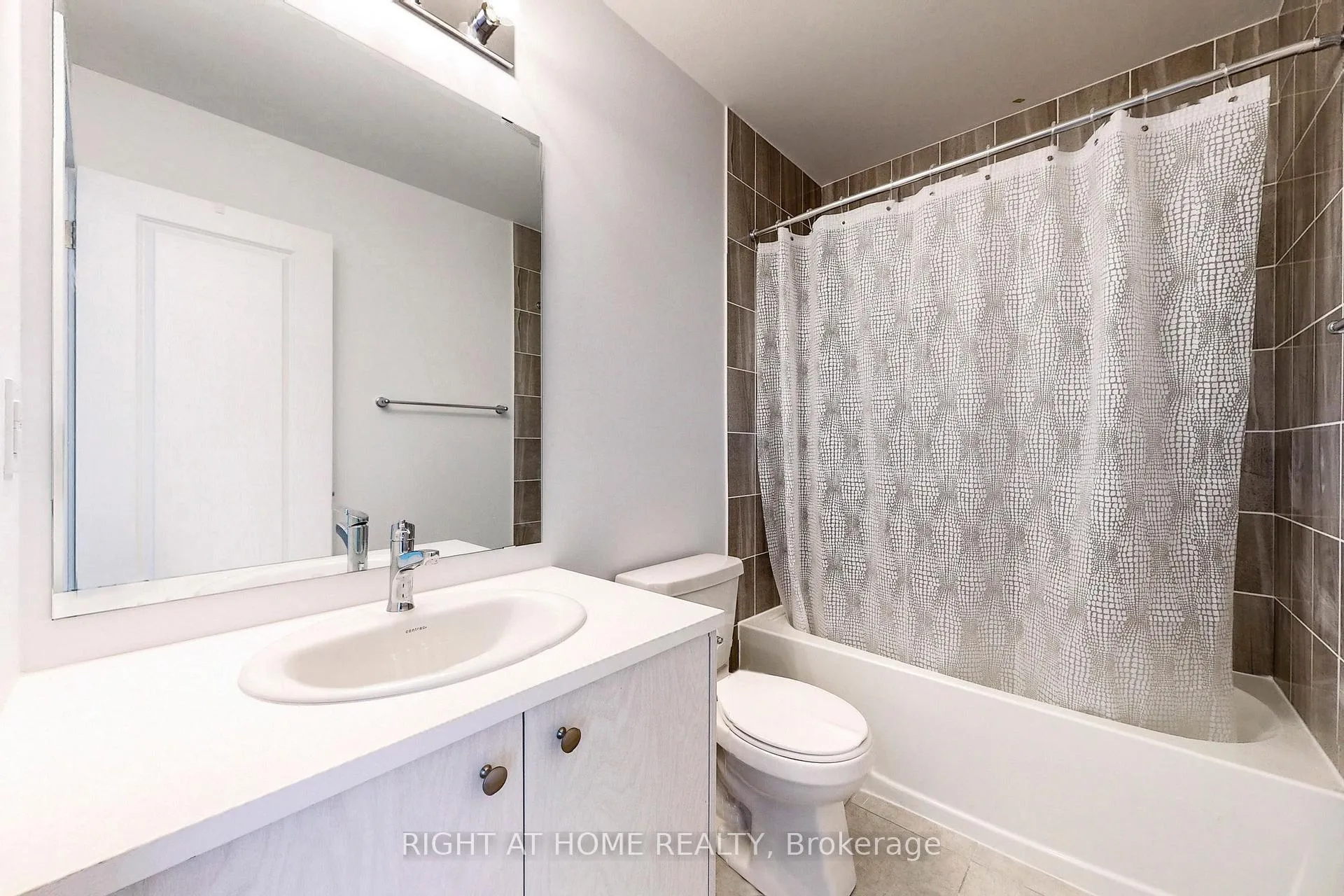 Photo 32 of 68 Blue Forest Crescent, Barrie, Innis-Shore — HOMEH