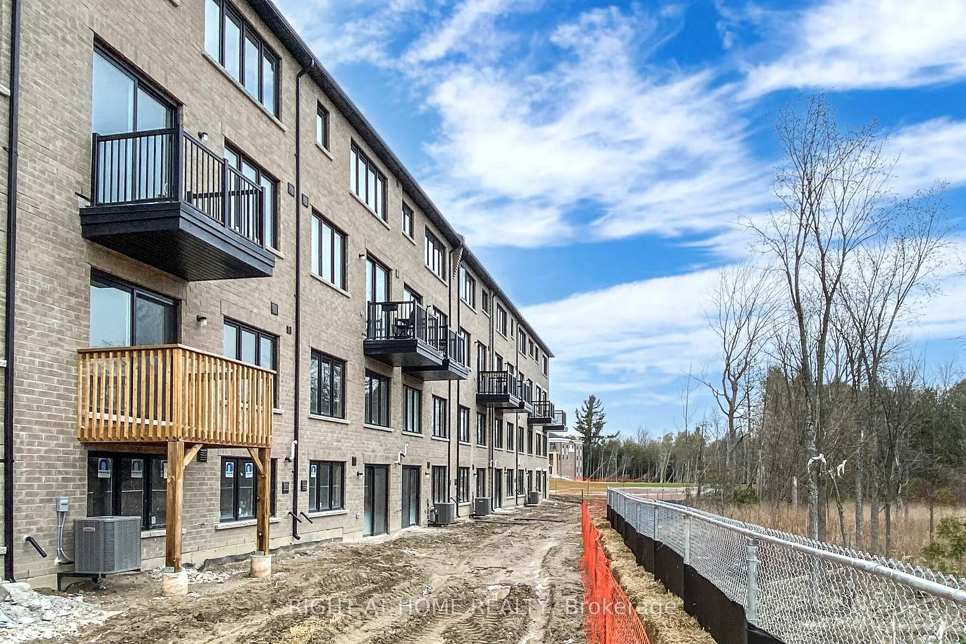 Photo 43 of 68 Blue Forest Crescent, Barrie, Innis-Shore — HOMEH