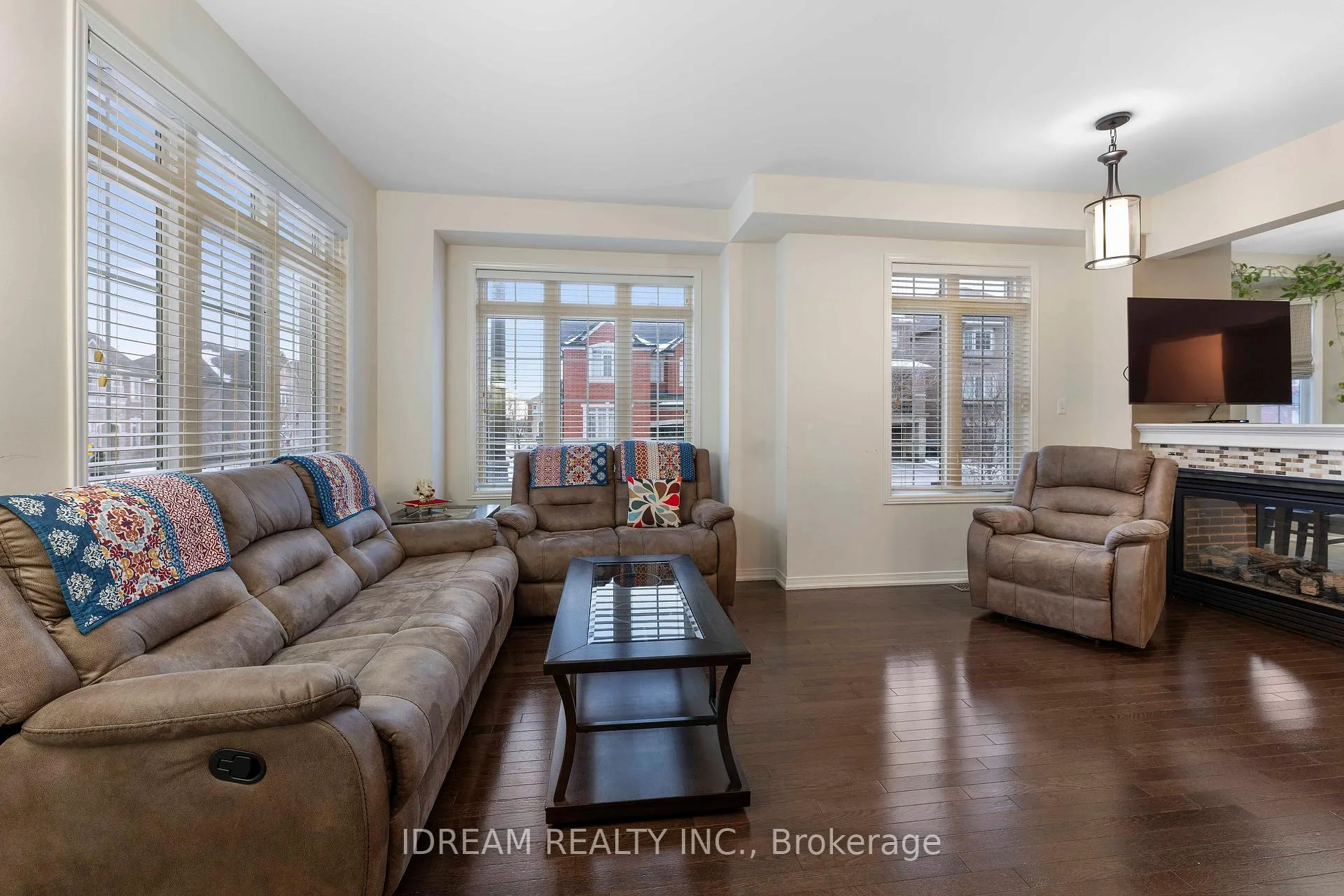 Photo 4 of 80 Fallmeadow Circle, Brampton, Credit Valley — HOMEH