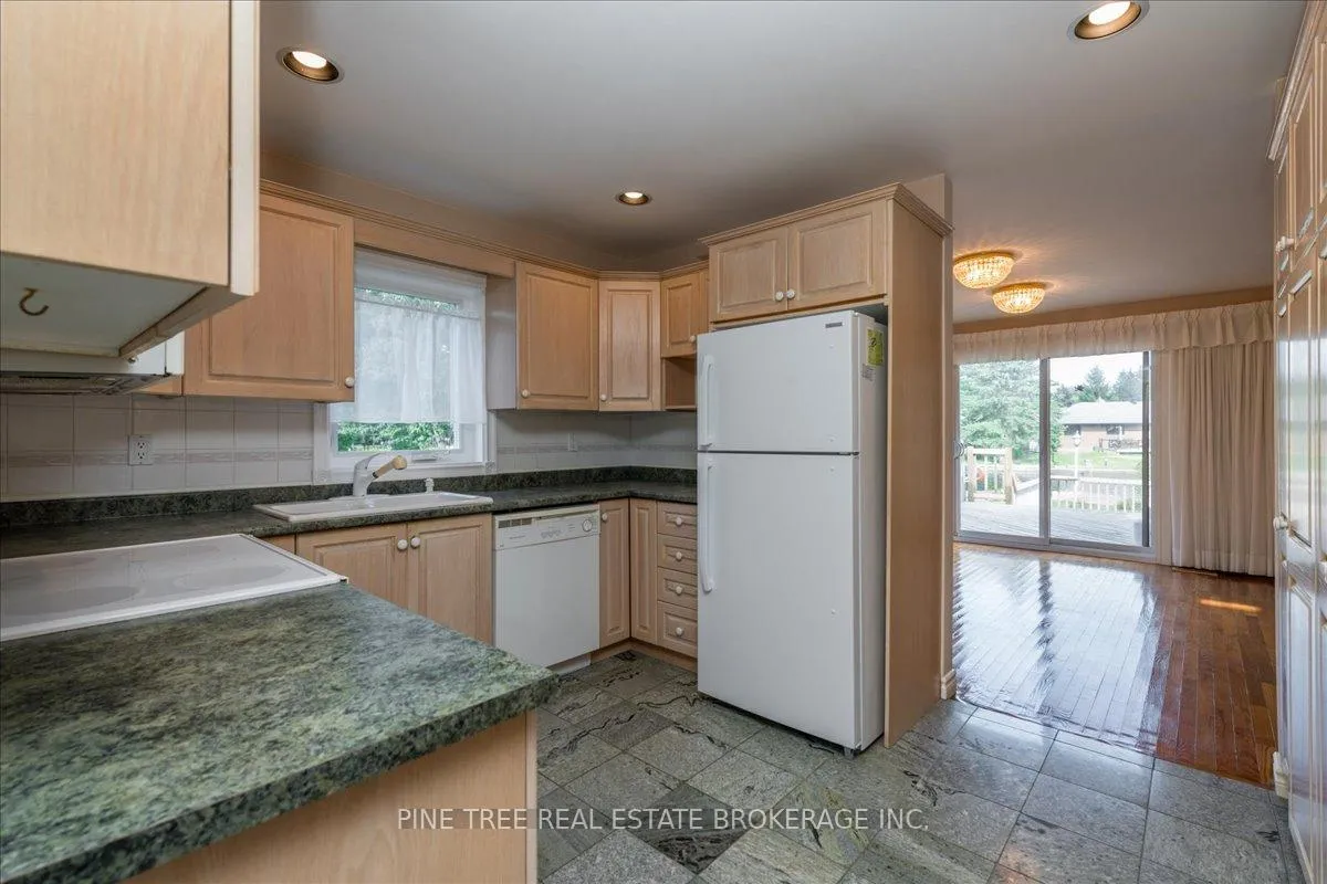 Photo 16 of 57 Lake Avenue, Ramara, Brechin — HOMEH