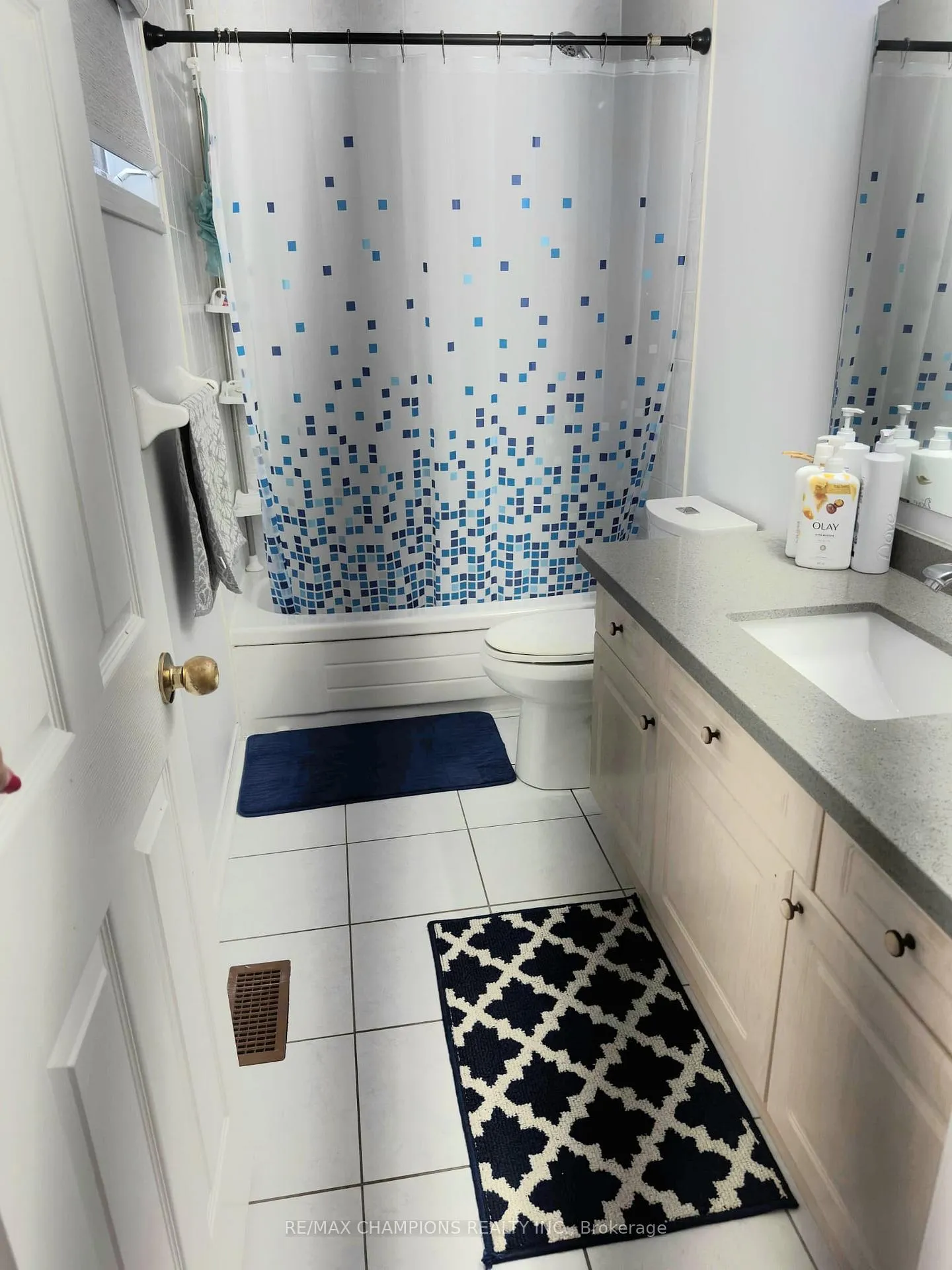 Photo 9 of 403 Brisdale Drive, Brampton, Fletcher's Meadow — HOMEH