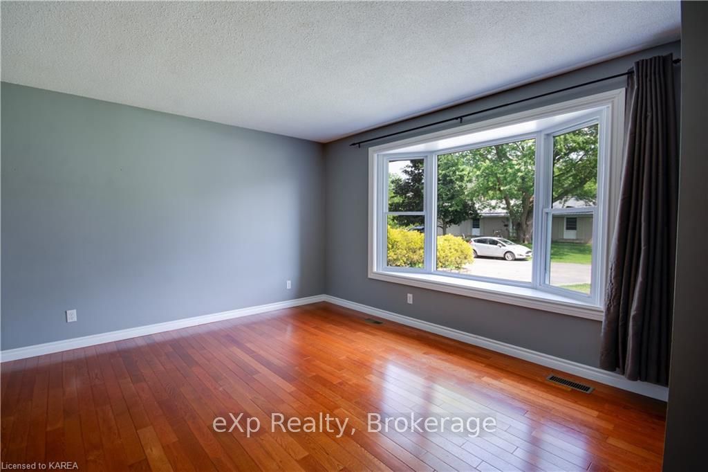 Photo 8 of 324 Arthur Street, Gananoque — HOMEH