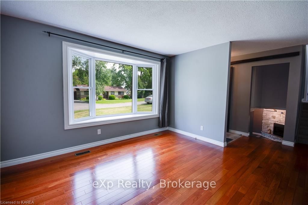 Photo 9 of 324 Arthur Street, Gananoque — HOMEH