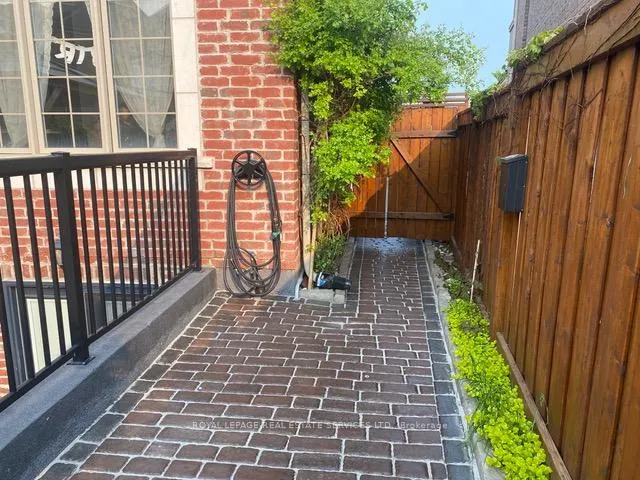 Photo 8 of 28 Lacrosse Trail, Vaughan, Kleinburg — HOMEH