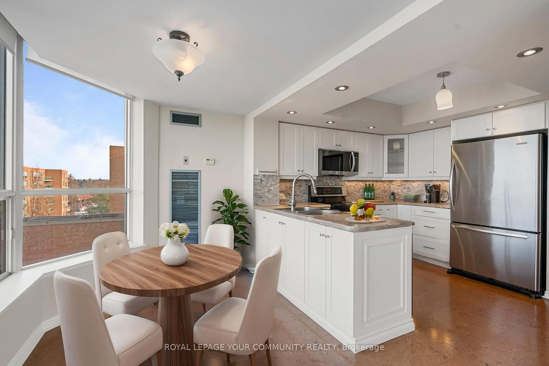 Photo 10 of Unit 611, 14924 Yonge Street, Aurora, Aurora Highlands — HOMEH