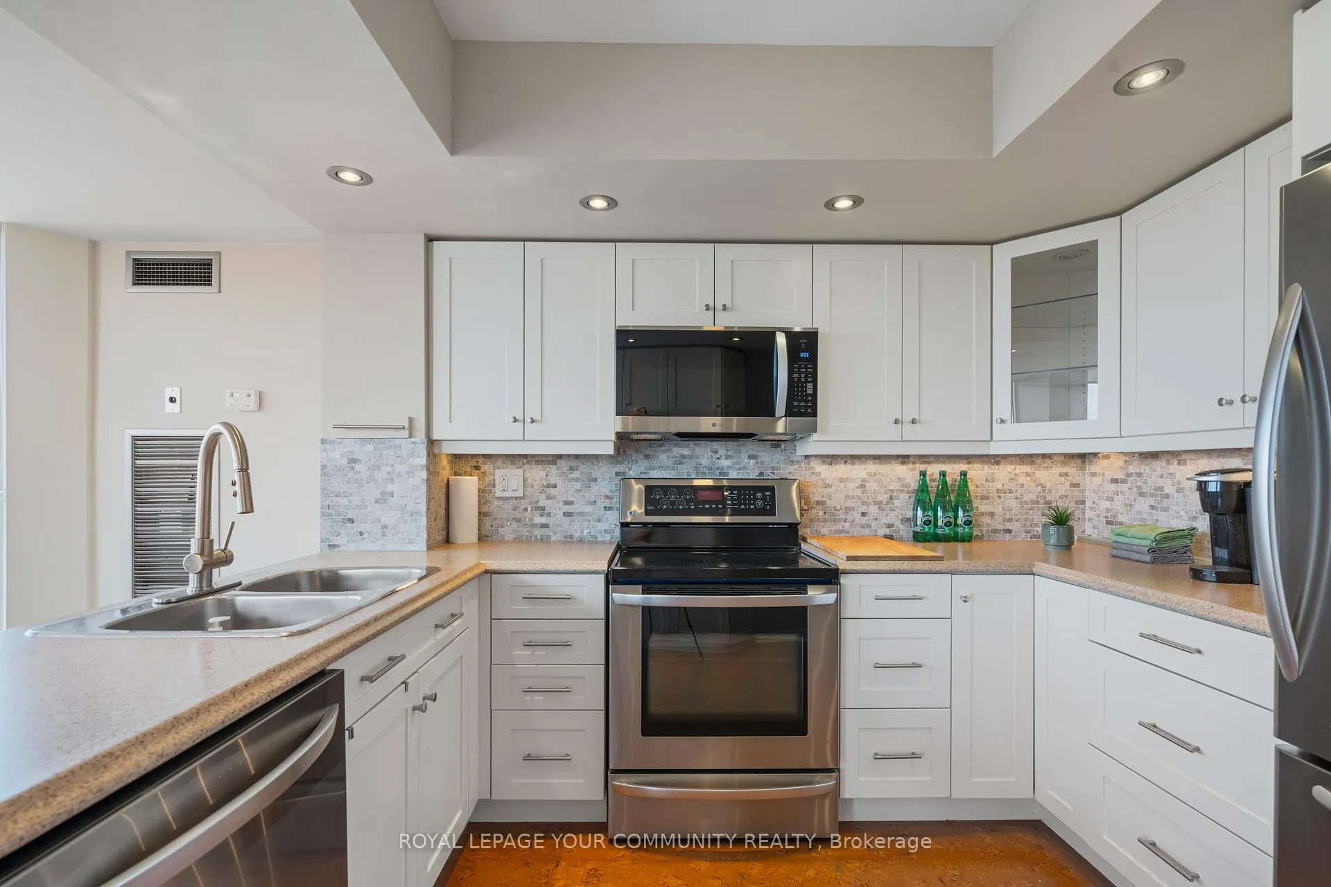 Photo 12 of Unit 611, 14924 Yonge Street, Aurora, Aurora Highlands — HOMEH