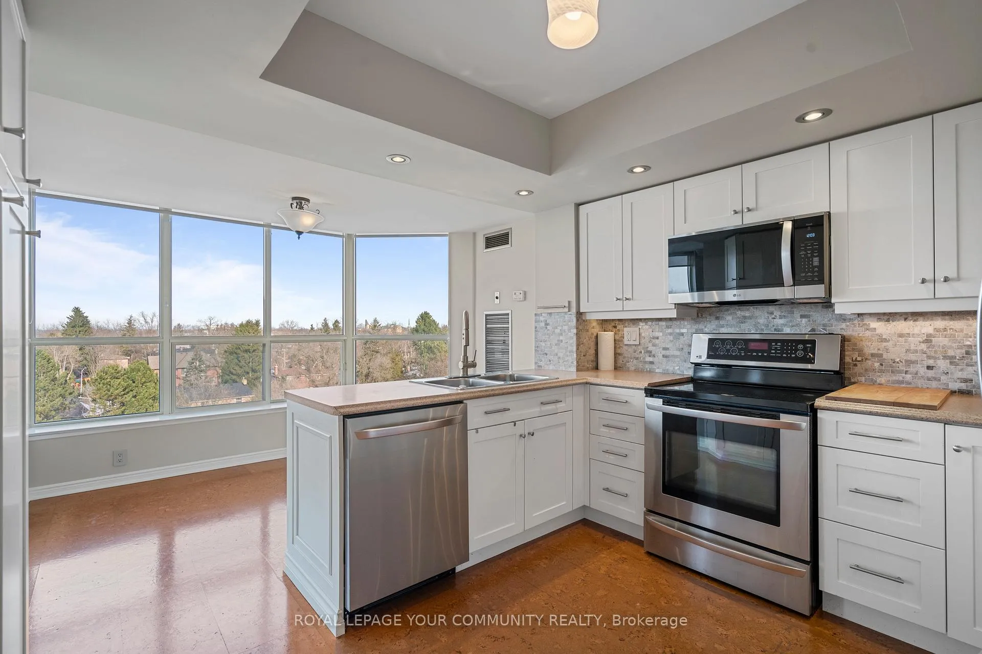 Photo 13 of Unit 611, 14924 Yonge Street, Aurora, Aurora Highlands — HOMEH