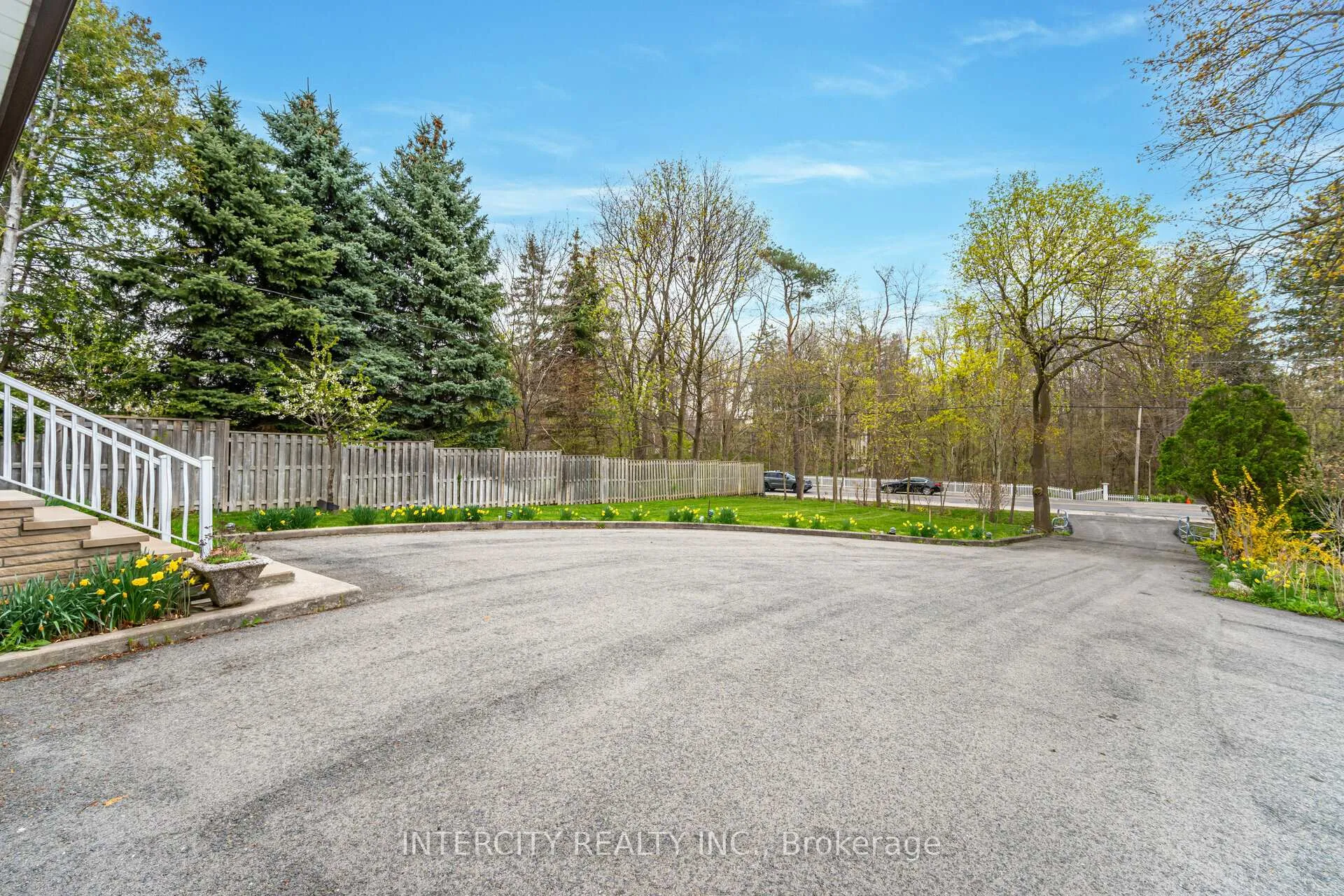 Photo 2 of 130 Centre Street, Vaughan, Uplands — HOMEH