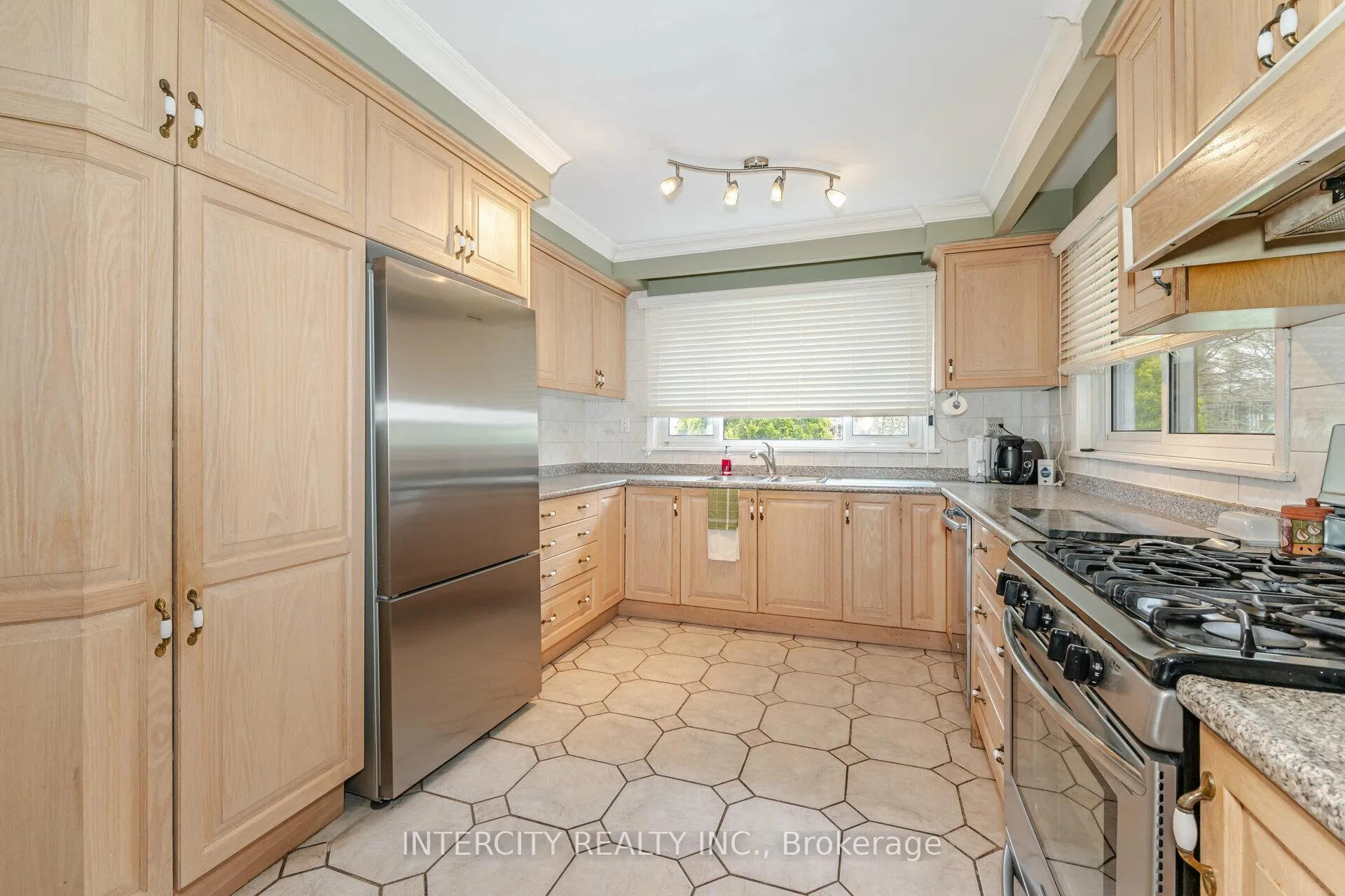 Photo 7 of 130 Centre Street, Vaughan, Uplands — HOMEH