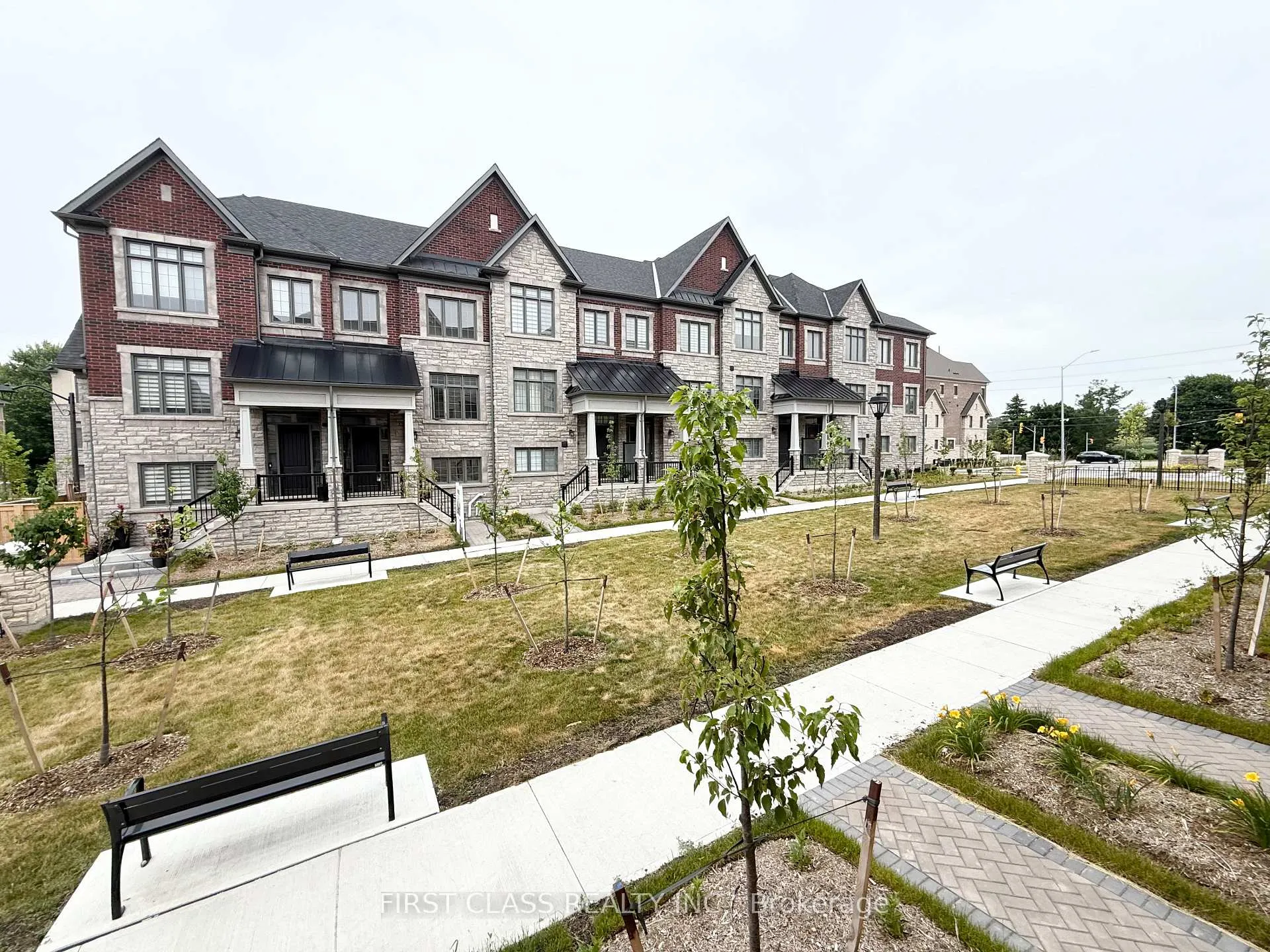 Photo 3 of 12 Abbeyhill Lane, Markham, Angus Glen — HOMEH