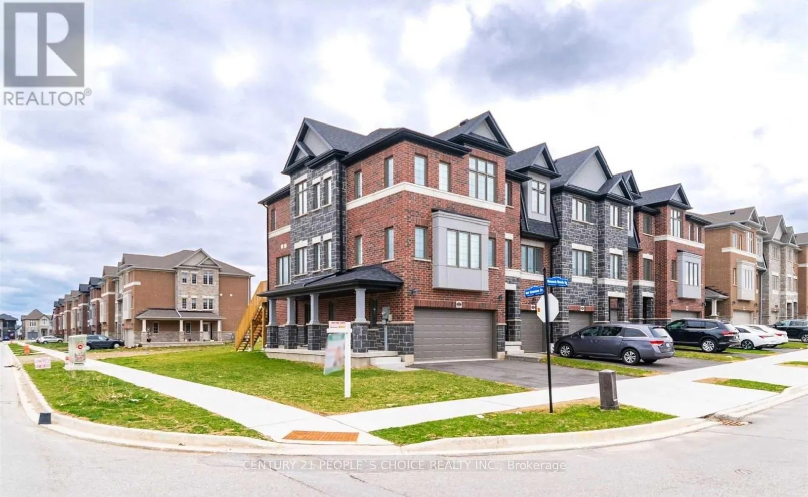 Photo 2 of 122 Monarch Woods Drive, Kitchener — HOMEH
