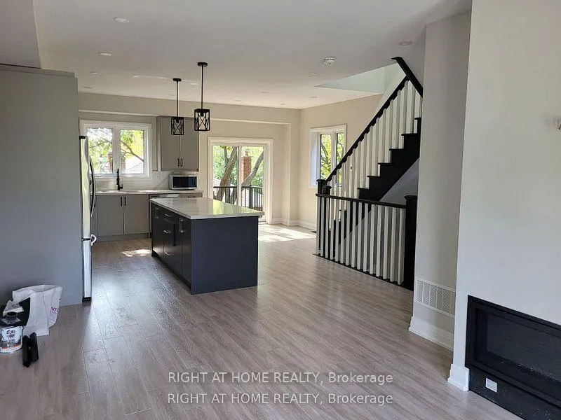 Photo 2 of 3 Merino Road, Vaughan, Maple — HOMEH